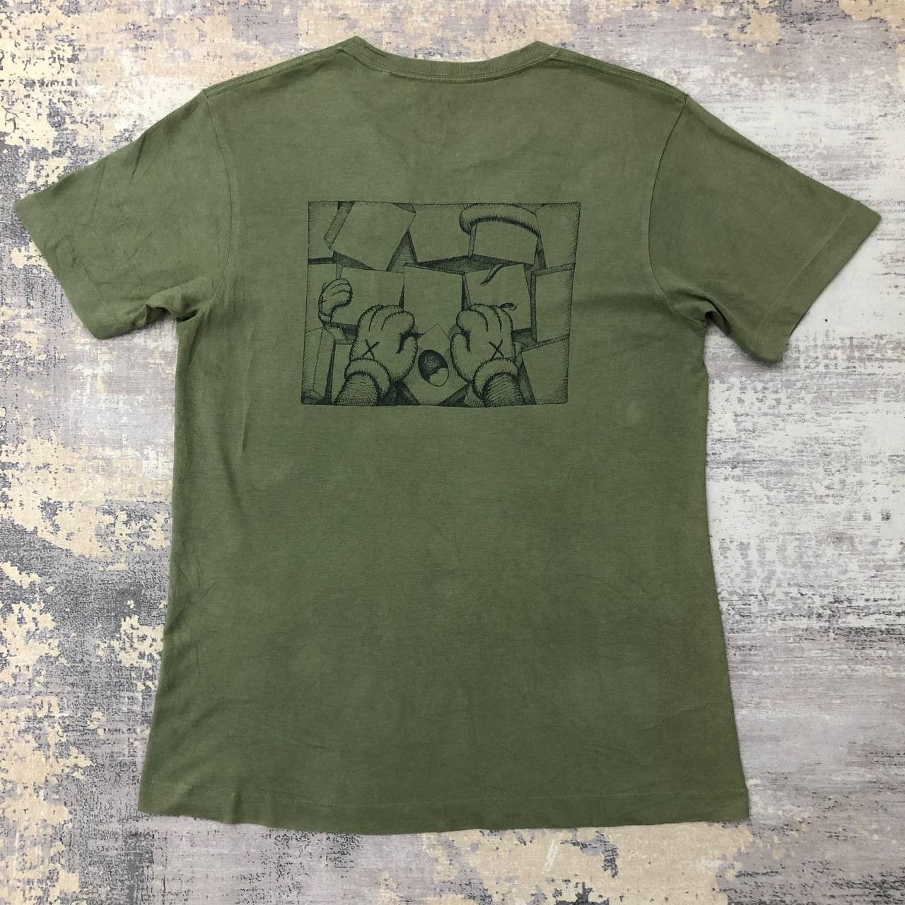 Kaws × Uniqlo T213 KAWS X UNIQLO TEE Size US M / EU 48-50 / 2 - 1 Thumbnail