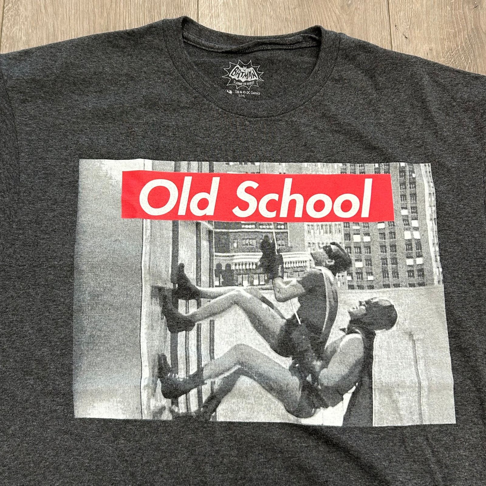 DC Comics DC Comics Batman Old School 1960s wall climb Tee T Shirt L Size US L / EU 52-54 / 3 - 3 Thumbnail