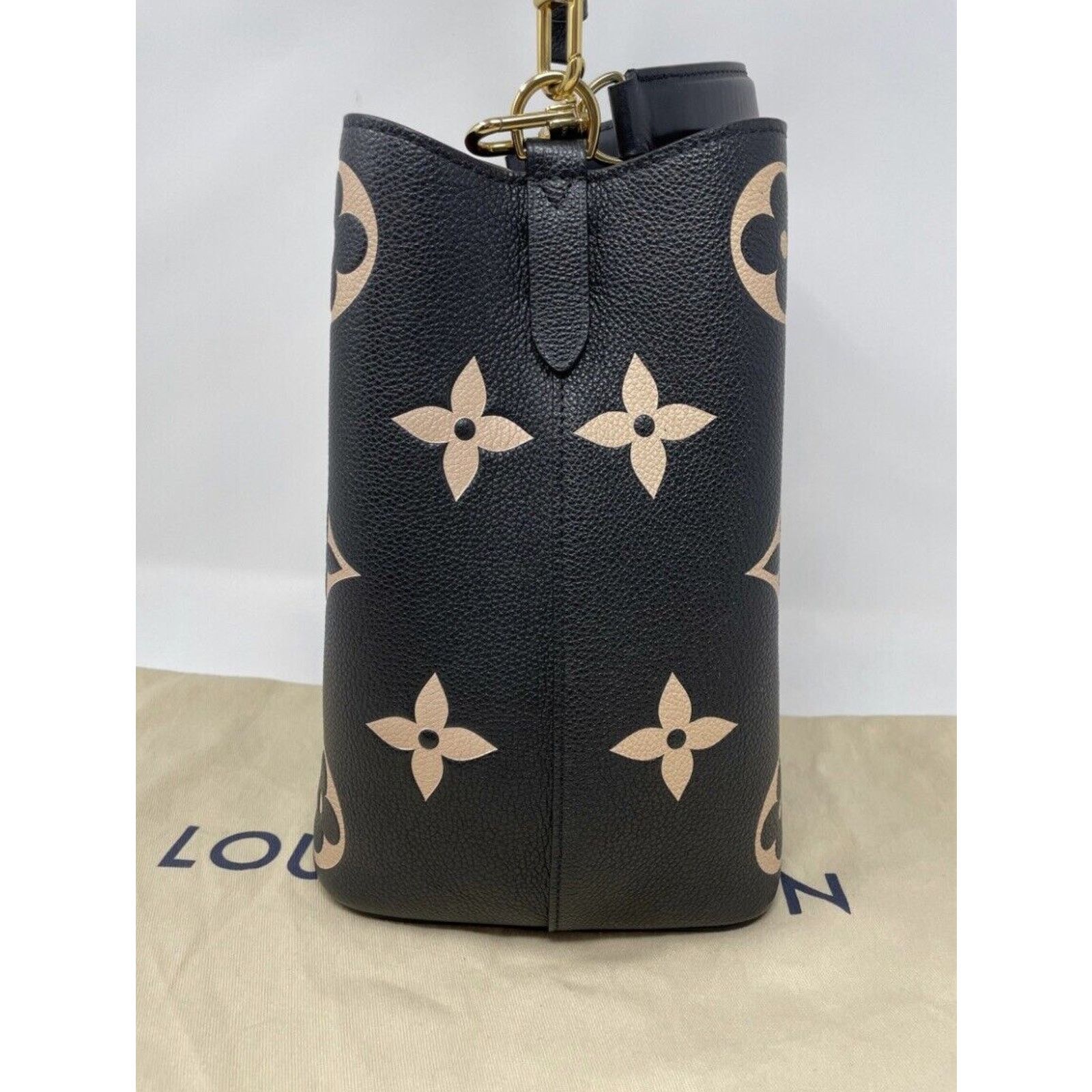 Louis Vuitton Louis Vuitton NéoNoé Shoulder Bag MM Black Leather Size ONE SIZE - 5 Thumbnail