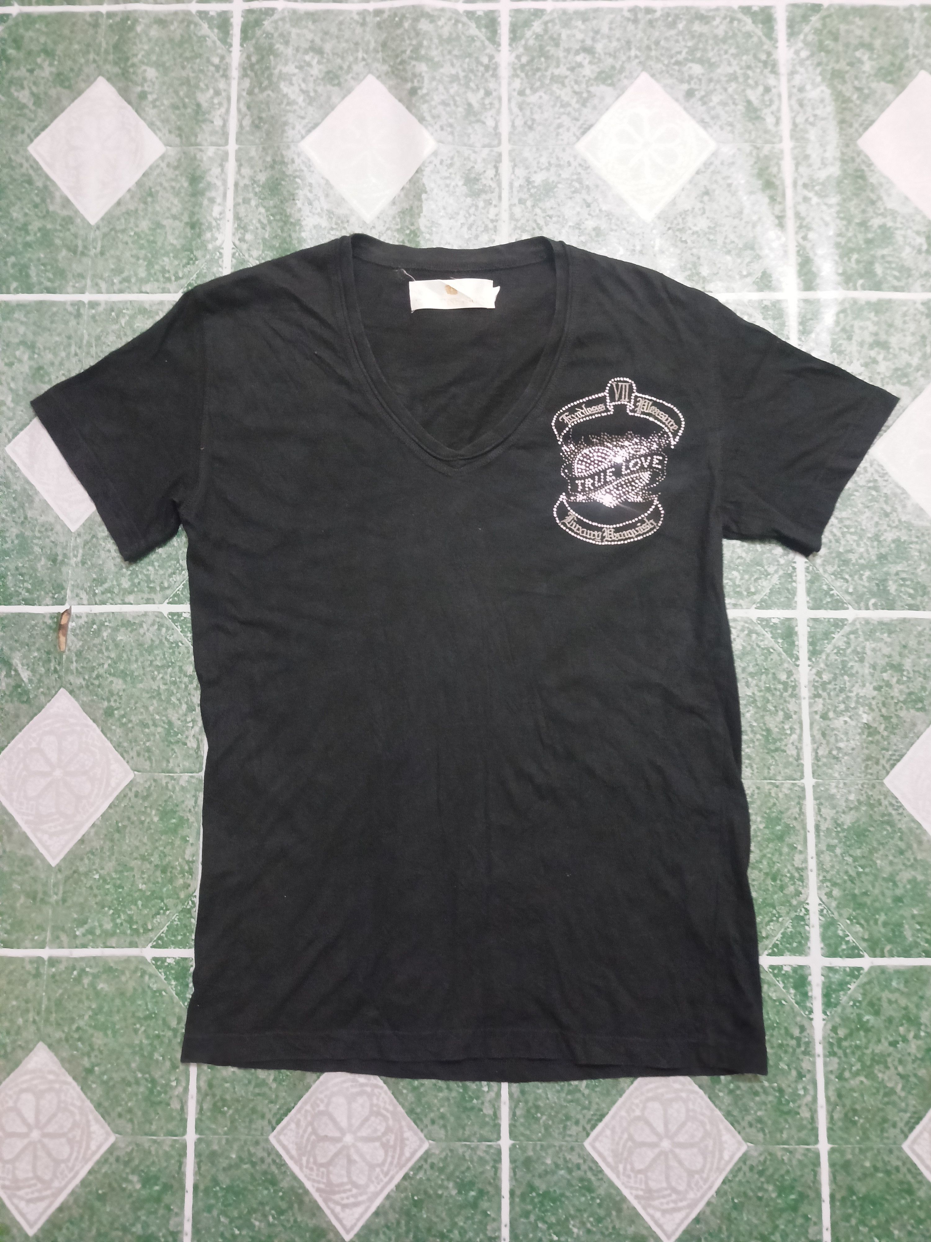 Rare Vanquish Gold Cavalier Servente Spellout V neck t shirt