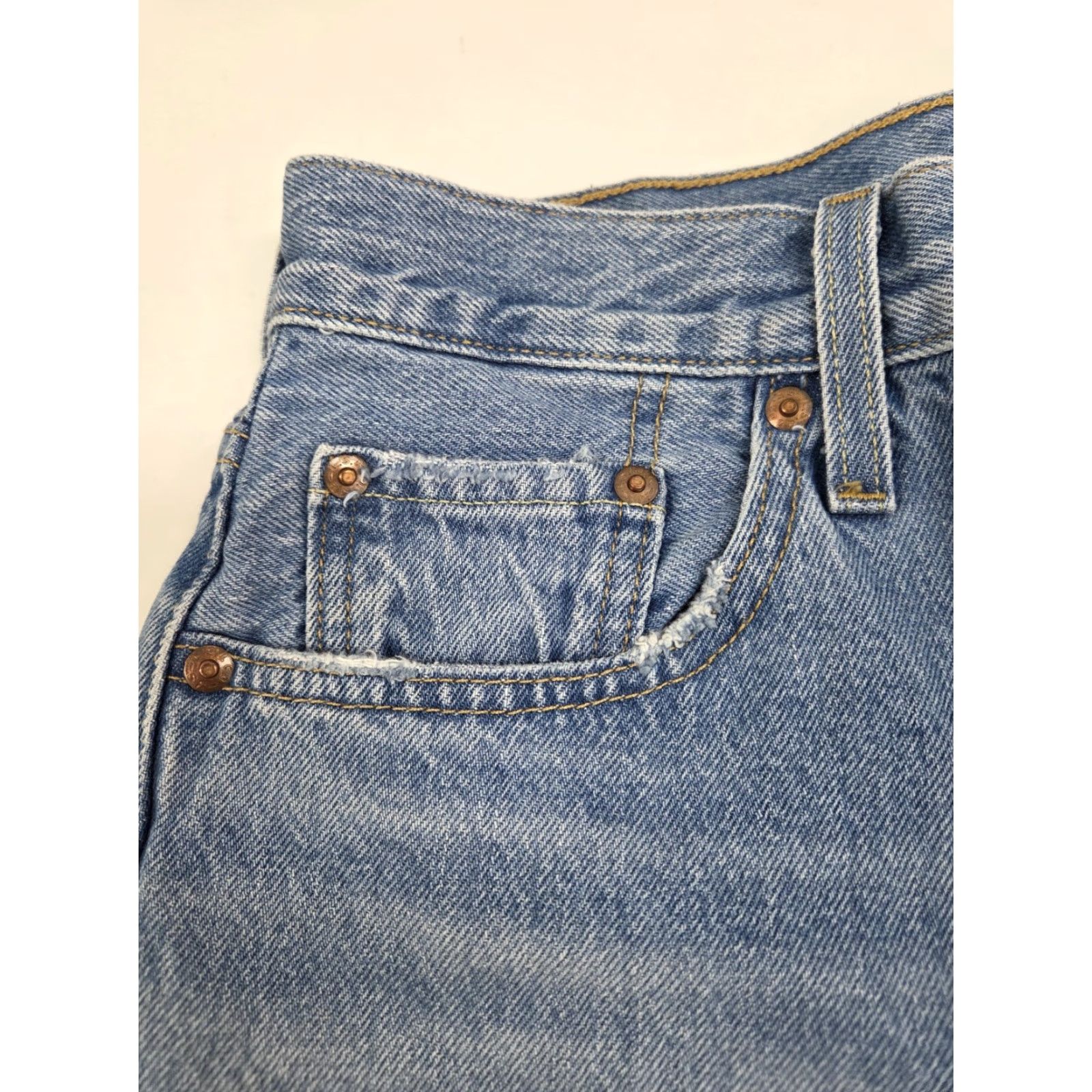 Levi's VINTAGE Levi’s 501 Womens Button Fly Shorts Blue Distressed Raw Hem 26 Regular 6 In Denim 100% Cotton Womens Jeans Size 26" / US 2 / IT 38 - 5 Thumbnail
