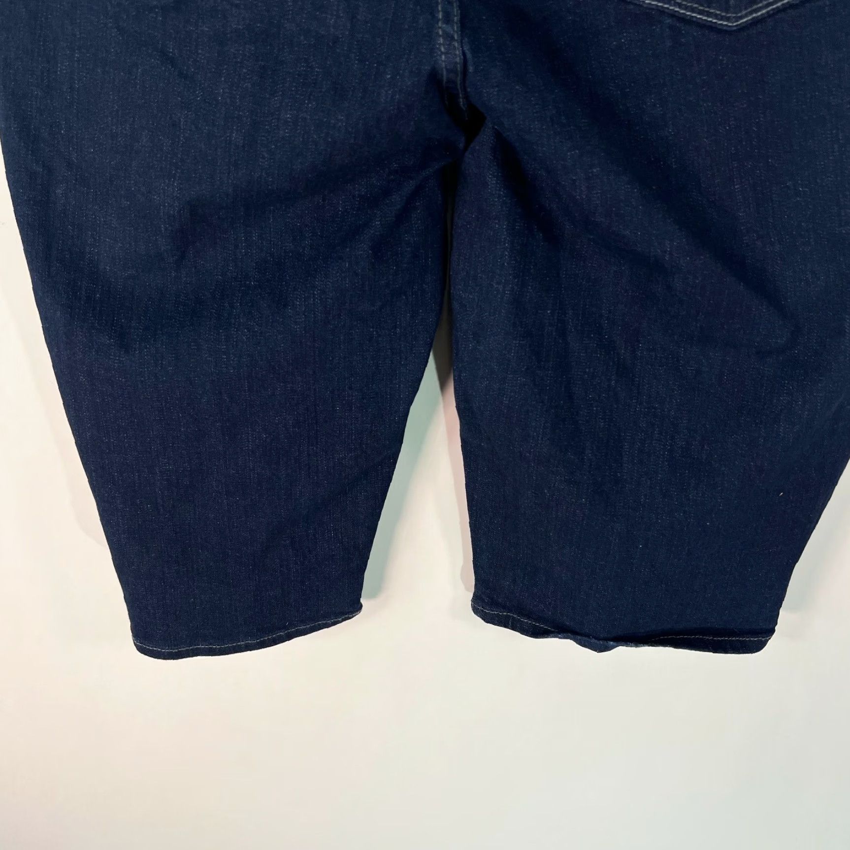 Levi's VINTAGE Levi's Women's Bermuda Shorts Casual Denim Size 24 Mid Rise 16 Inseam Blue 90s Logo Size 42" / US 20 - 5 Thumbnail