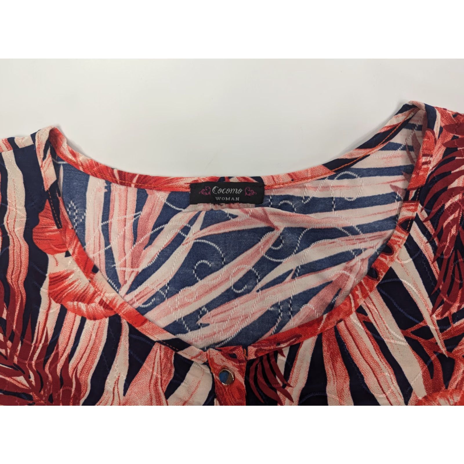 Vintage Cocomo Woman 2X Floral Leaf Short Sleeve Pintuck Button Top V-Neck Henley Shirt Womens Plus Size 2X Red Caplette Concept Size XXL / US 16-18 / IT 52-54 - 5 Thumbnail