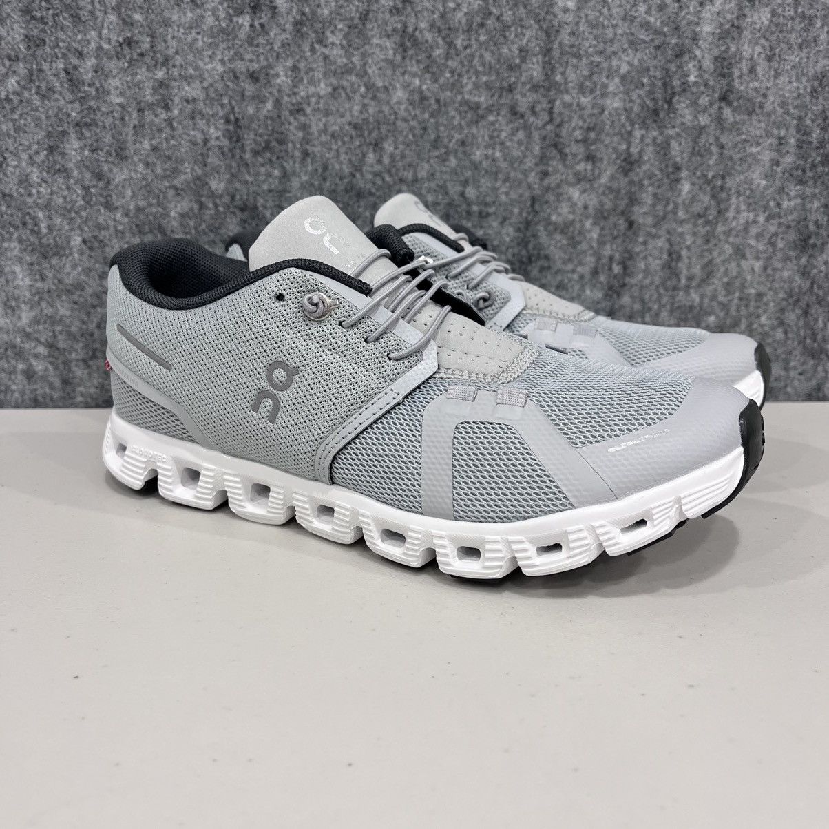 On On Cloud 5 Grey White Women Running Shoes size US 7 EU 38 Size US 7 / IT 37 - 1 Thumbnail
