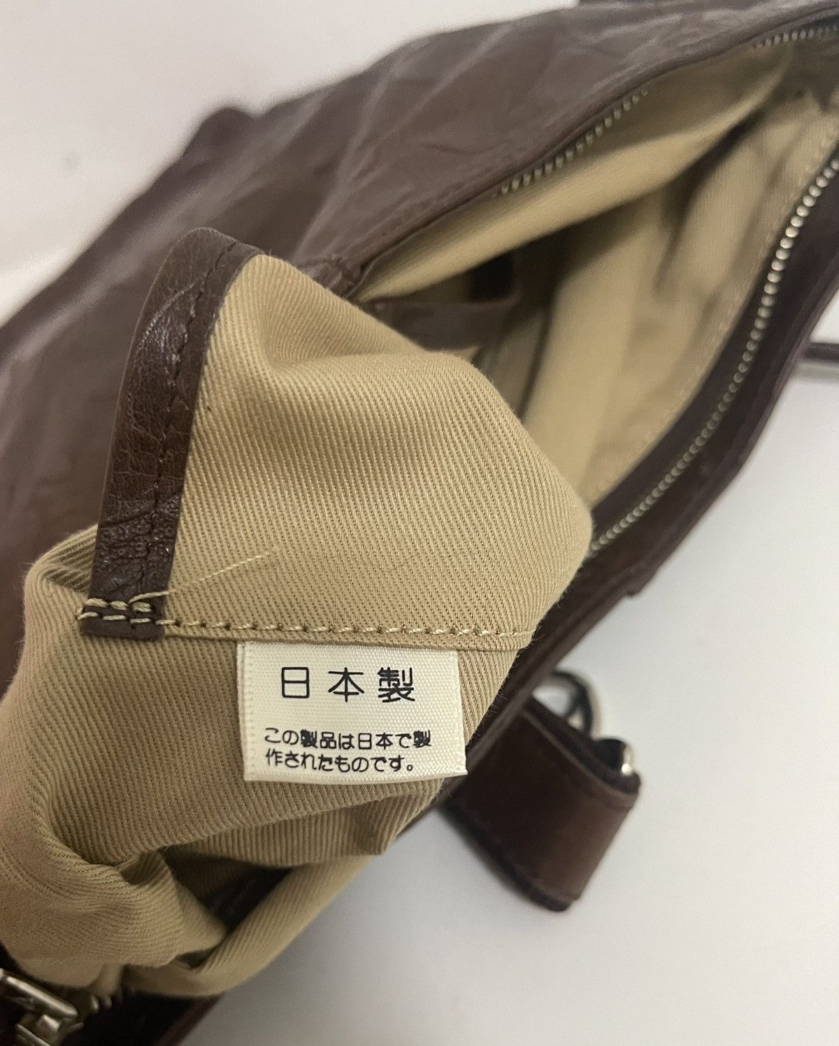 Japanese Brand LEATHER FLOWER PATTERN SLING/CROSSBODY BAG Size ONE SIZE - 6 Thumbnail