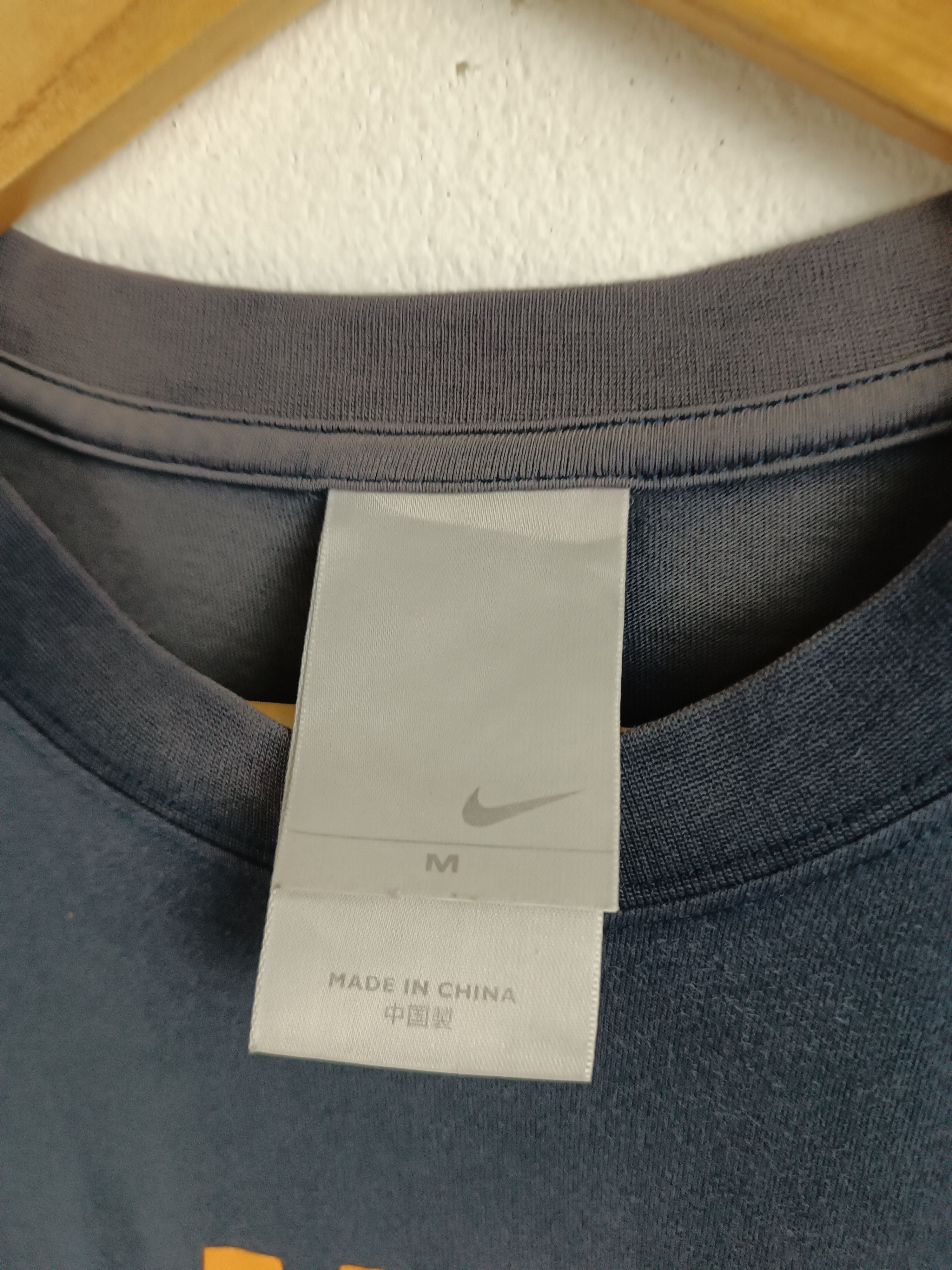 Nike THRASHED FADED VINTAGE Y2K NIKE SPORTSWEAR TEE BIG LOGO Size US M / EU 48-50 / 2 - 11 Thumbnail