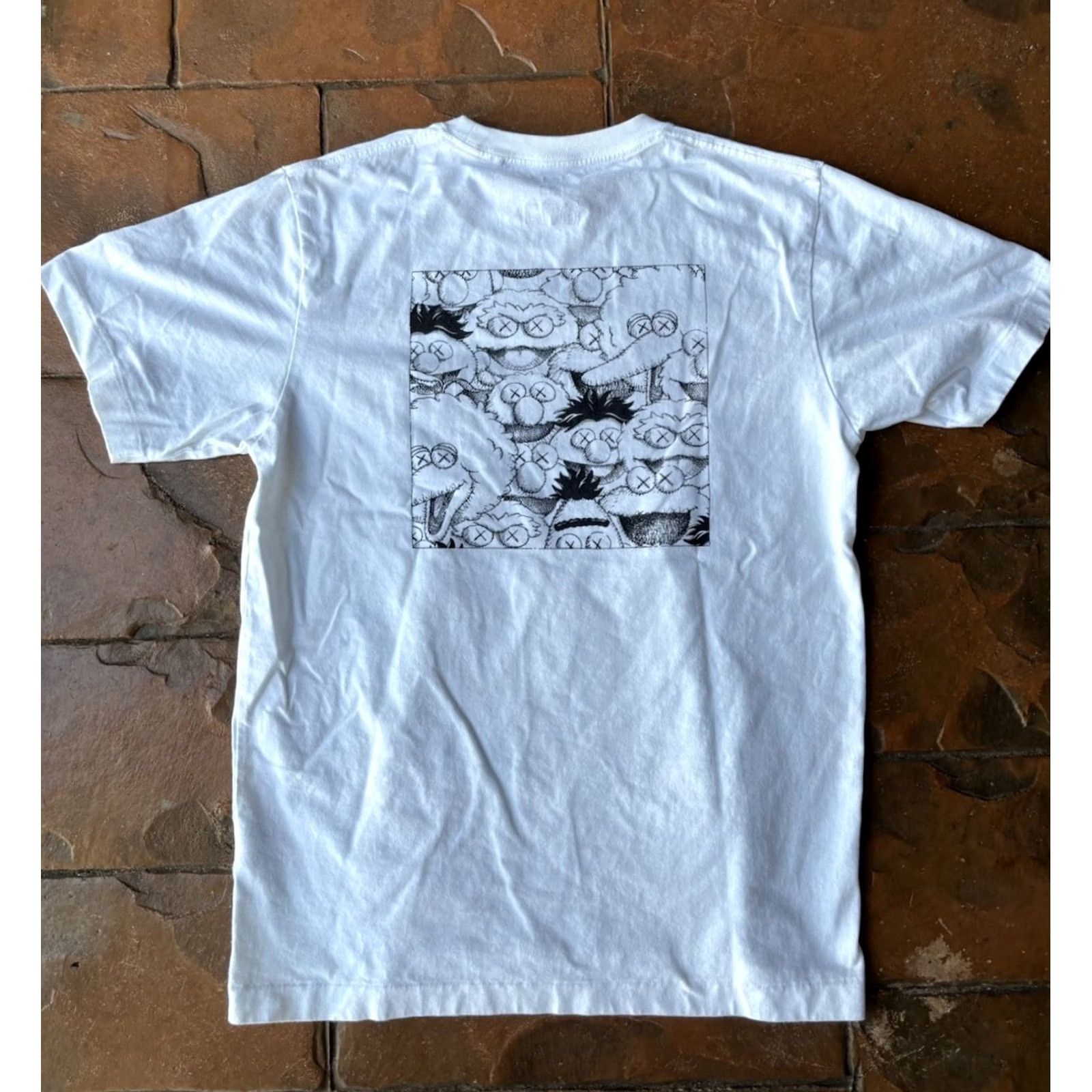 Uniqlo VINTAGE Kaws Sesame Street Uniqlo UT Pocket T-Shirt Small Double Sided Graphic Size US S / EU 44-46 / 1 - 2 Thumbnail