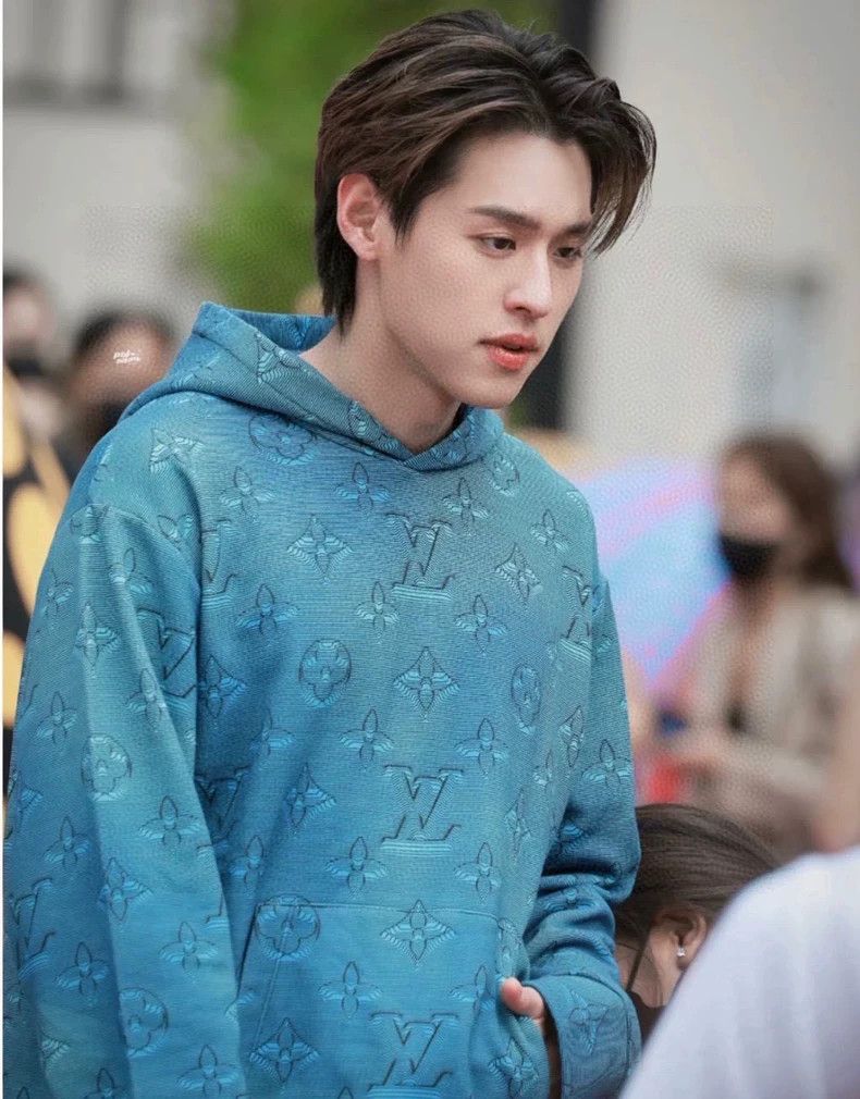 Louis Vuitton Louis Vuitton Blue Gradient Logo Hoodie - dmc Size US M / EU 48-50 / 2 - 1 Thumbnail