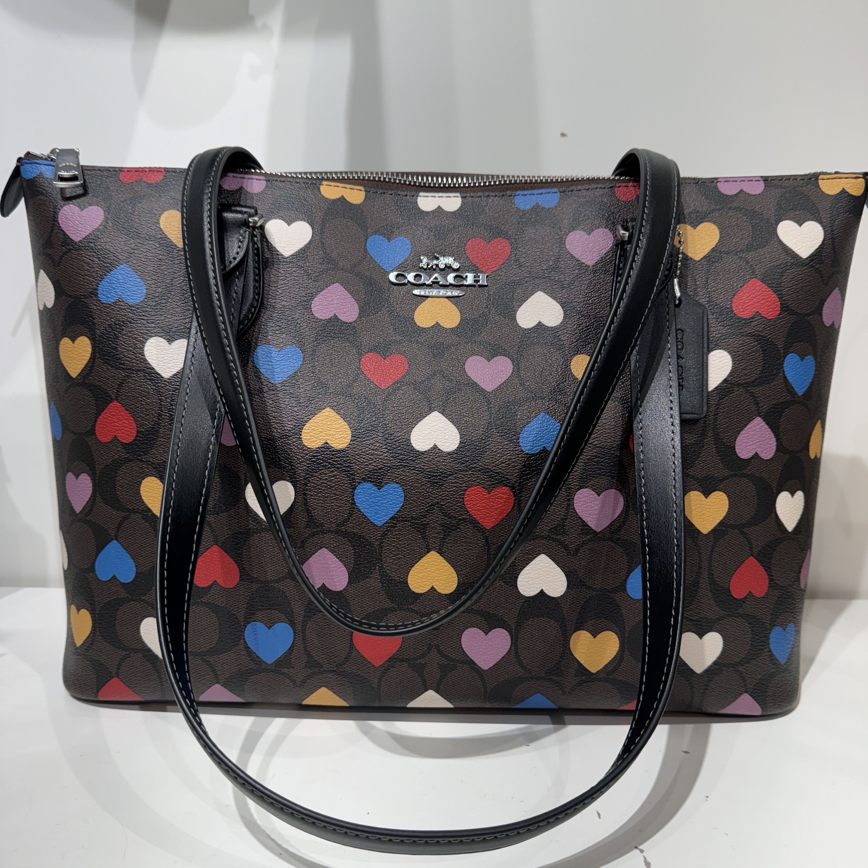 ショルダーバッグ・ポシェット COACH Gallery Tote Signature Canvas With Heart Print CM086 Coach Gallery Black Tote Bag With Heart Bolt Print New! $378
