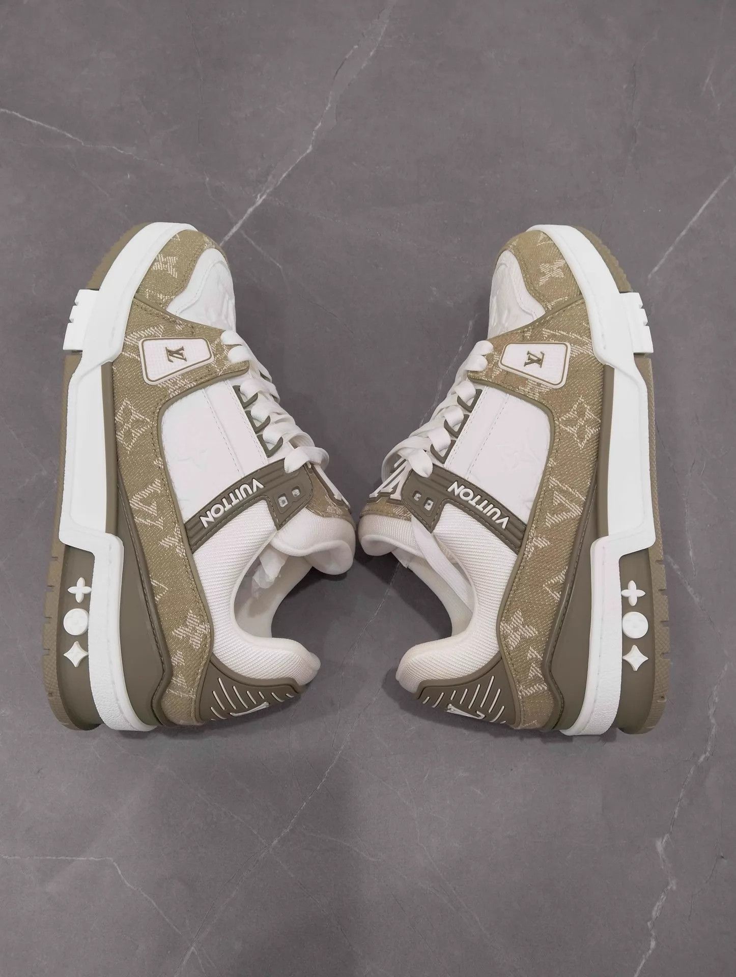 Louis Vuitton Louis Vuitton Trainer White Green 37.5 Size US 7 / IT 37 - 3 Thumbnail