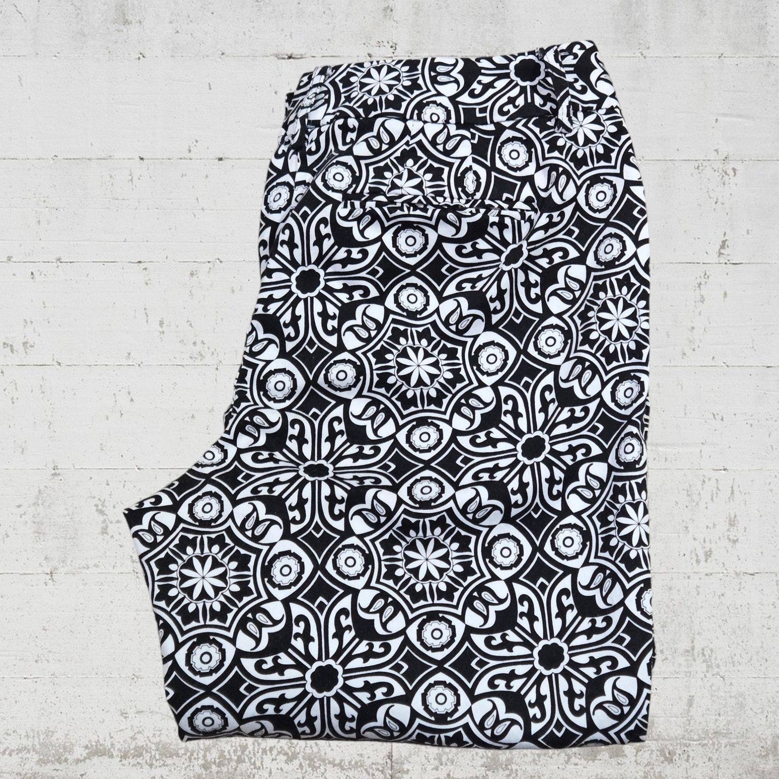 Other Y2K Black White Medallion Capri Pants Size 8 Petites Size 29" - 9 Thumbnail