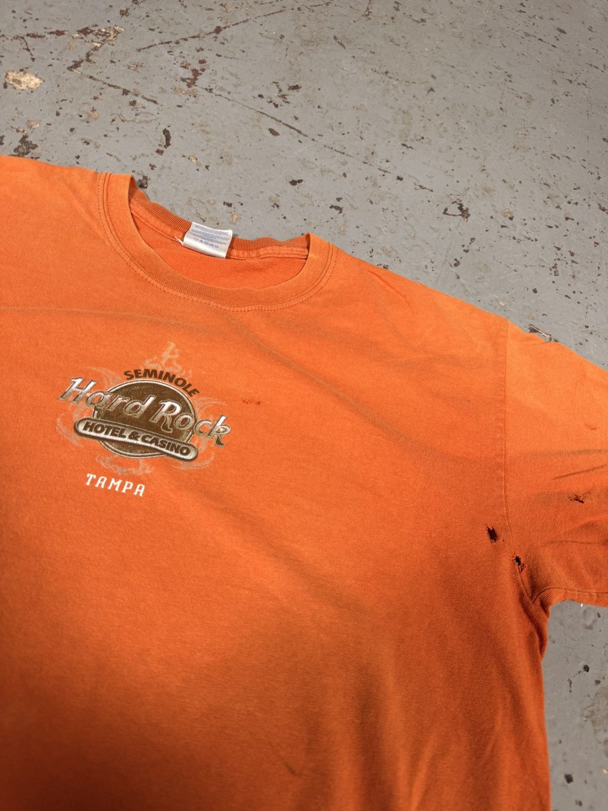 Vintage Vintage Thrashed Hard Rock Cafe Tampa Tee Size US L / EU 52-54 / 3 - 5 Thumbnail