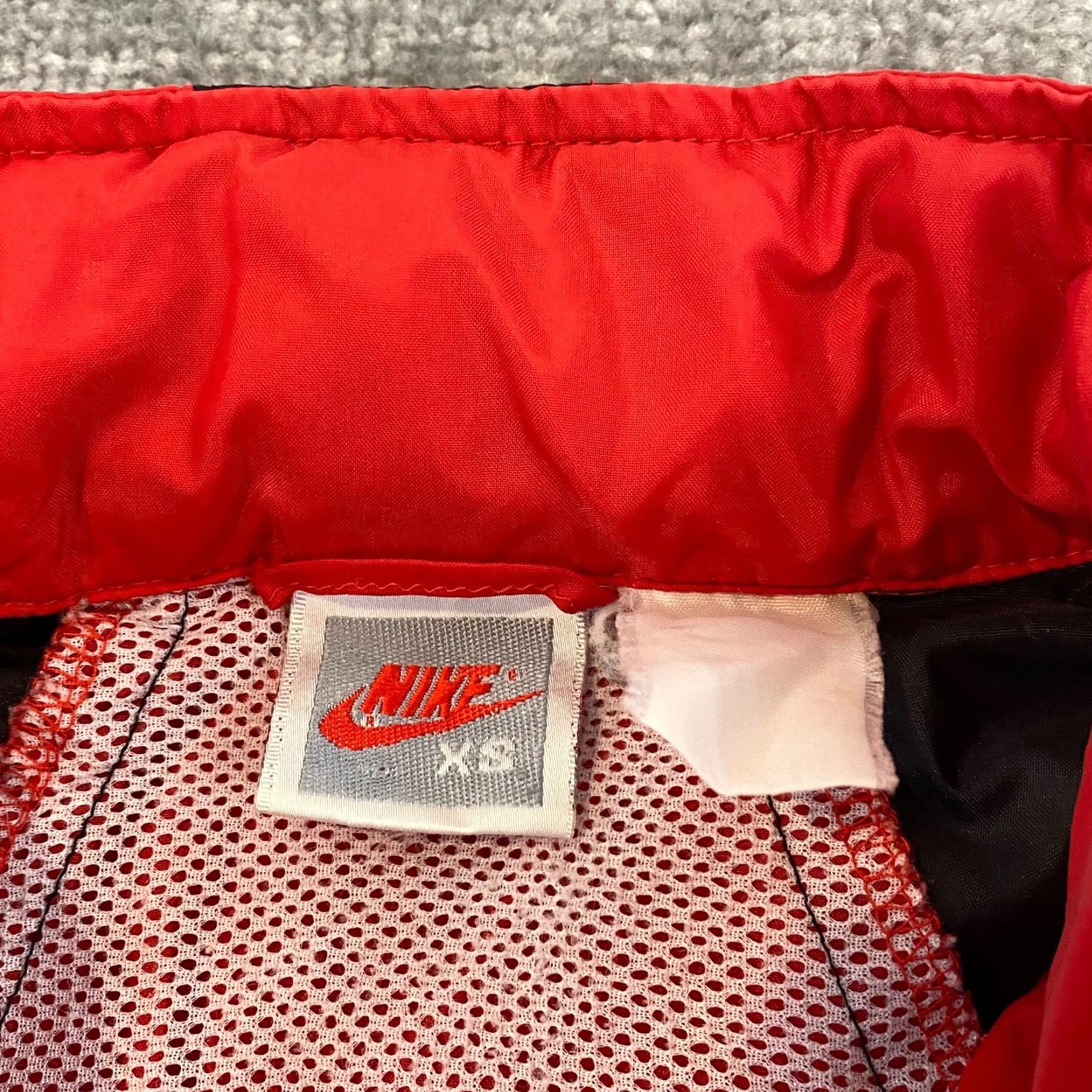 Nike VINTAGE Nike Jacket Womens Medium Black Red White Windbreaker Full Zip Size M / US 6-8 / IT 42-44 - 4 Thumbnail