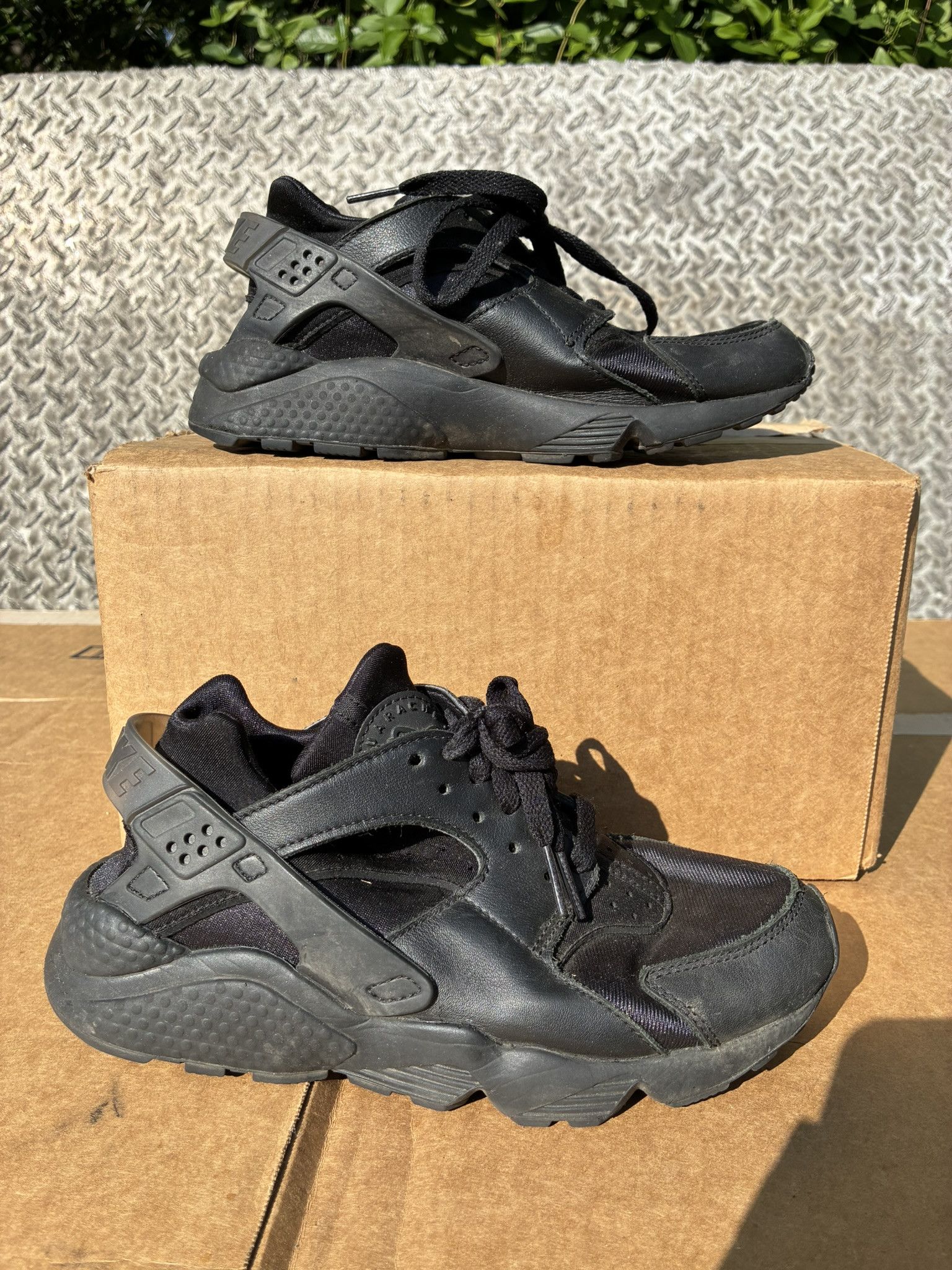 Nike Nike Air Huarache Run Women's Running Shoes Triple Black Size US 6 / IT 36 - 1 Thumbnail