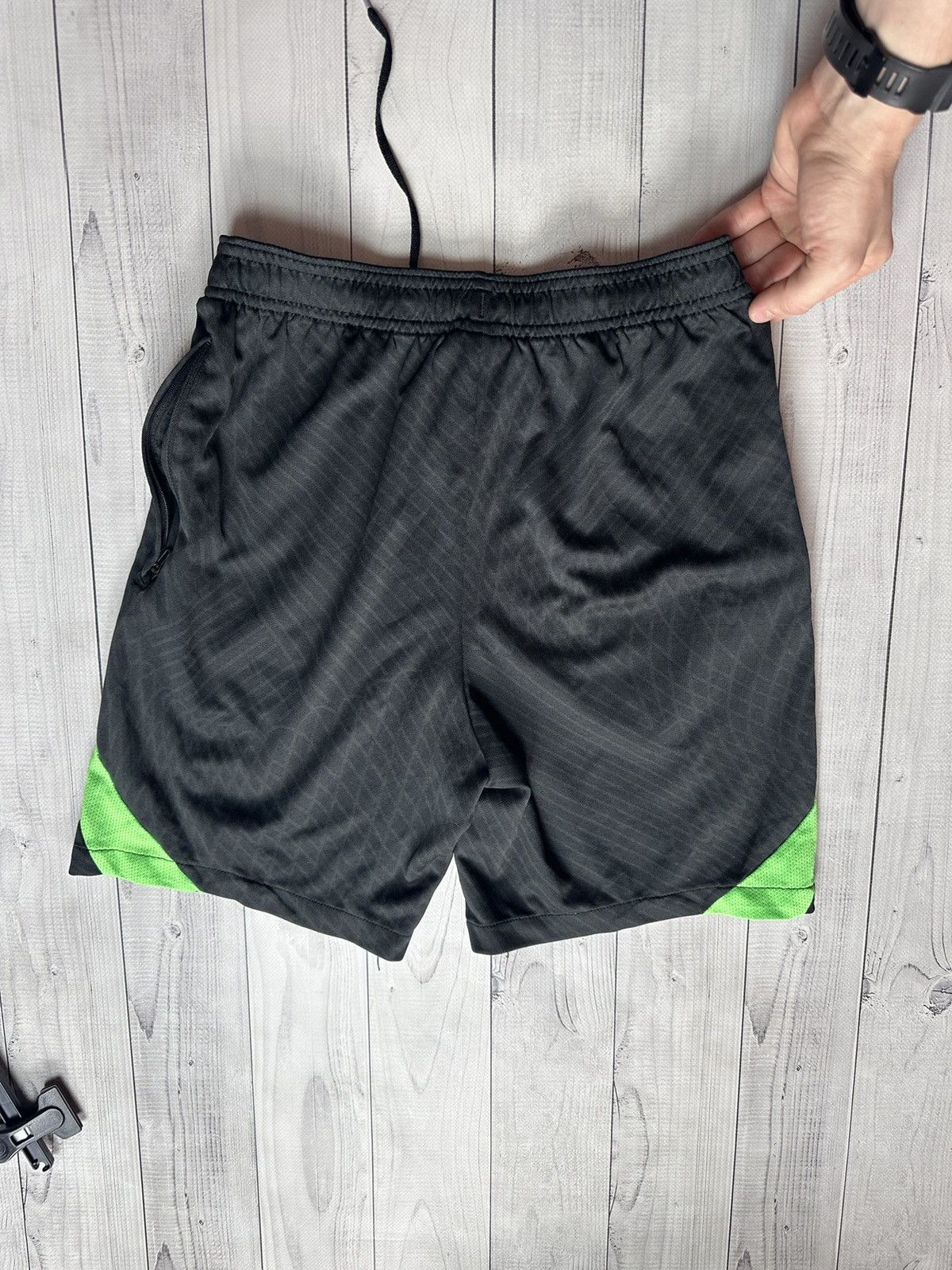Nike Nike Liverpool soccer shorts logo green line size Xs/S Size US 29 - 6 Thumbnail