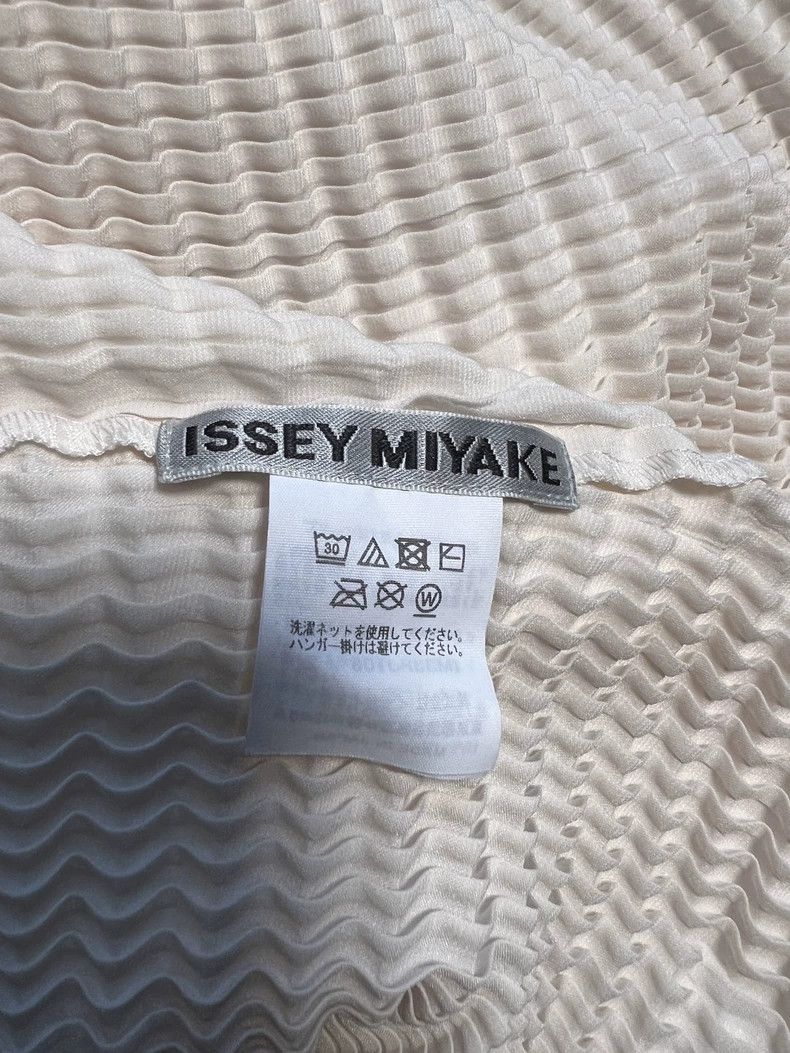 Issey Miyake Issey Miyake size:2 Yellow pleated round-neck top Size XS / US 0-2 / IT 36-38 - 4 Thumbnail