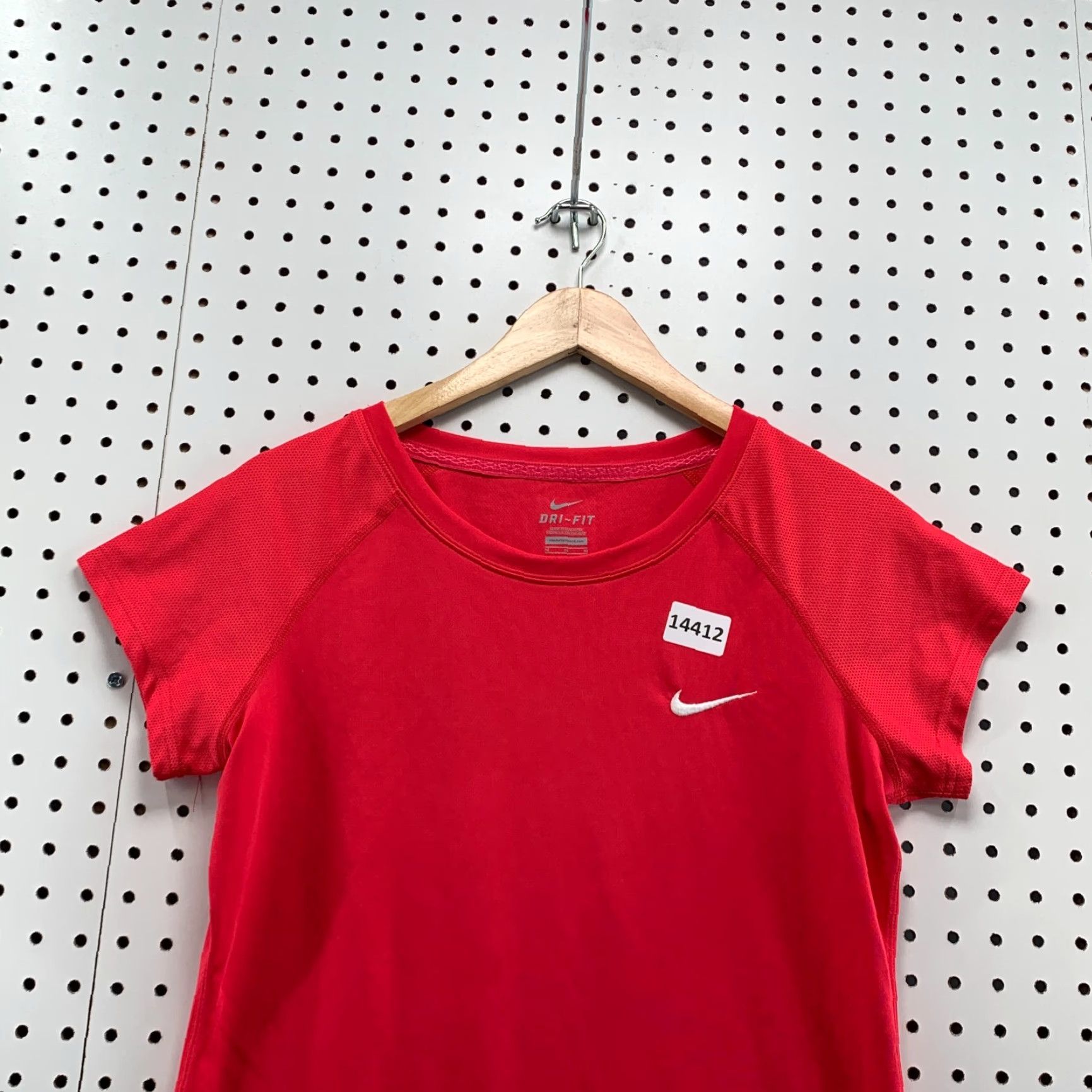 Nike Nike Dri-Fit Active Shirt Short Sleeve Womens M 16x27 Coral Red Nike Dri-Fit Athletic Tee 90s Event? Womens Fitness Shirt Size M / US 6-8 / IT 42-44 - 4 Thumbnail