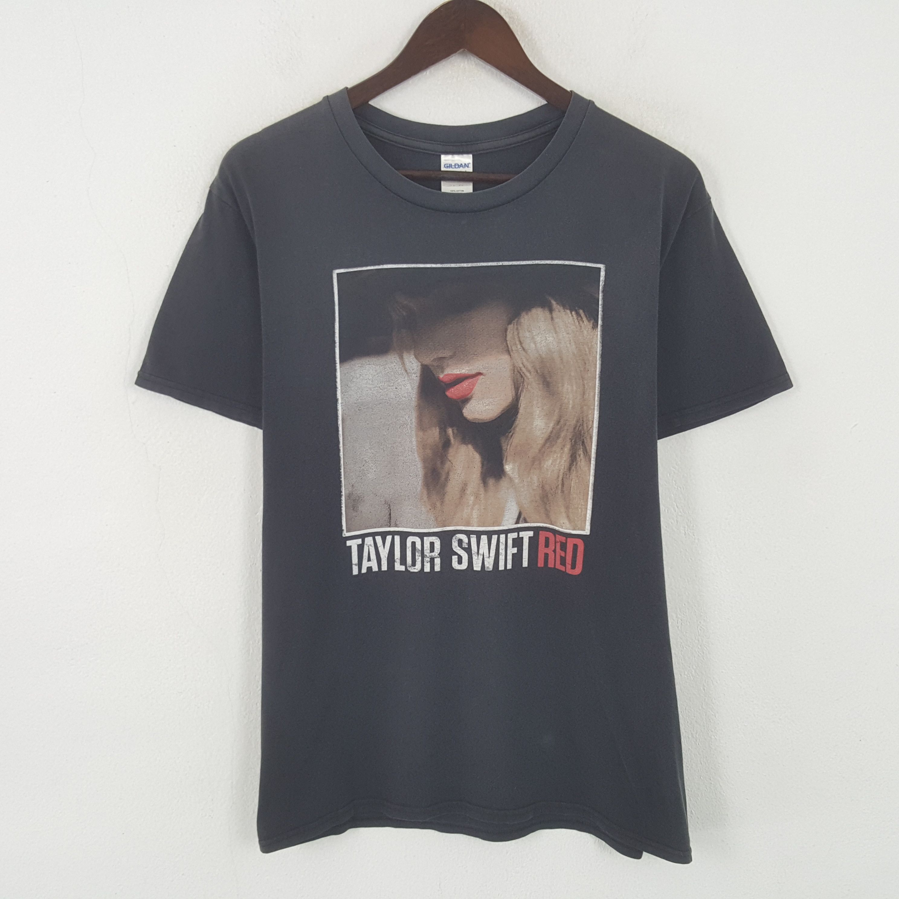 Band Tees Vintage Tailor Swift American Singer Red Tour Tshirt Size US M / EU 48-50 / 2 - 1 Thumbnail