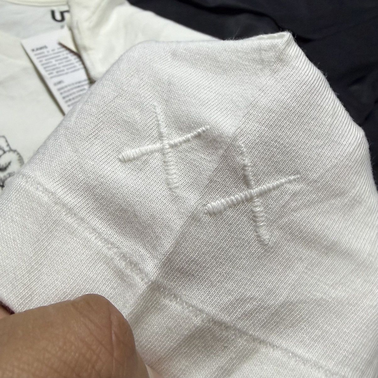 Kaws × Uniqlo Kaws x uniqlo letters graffiti tag Size US M / EU 48-50 / 2 - 3 Thumbnail