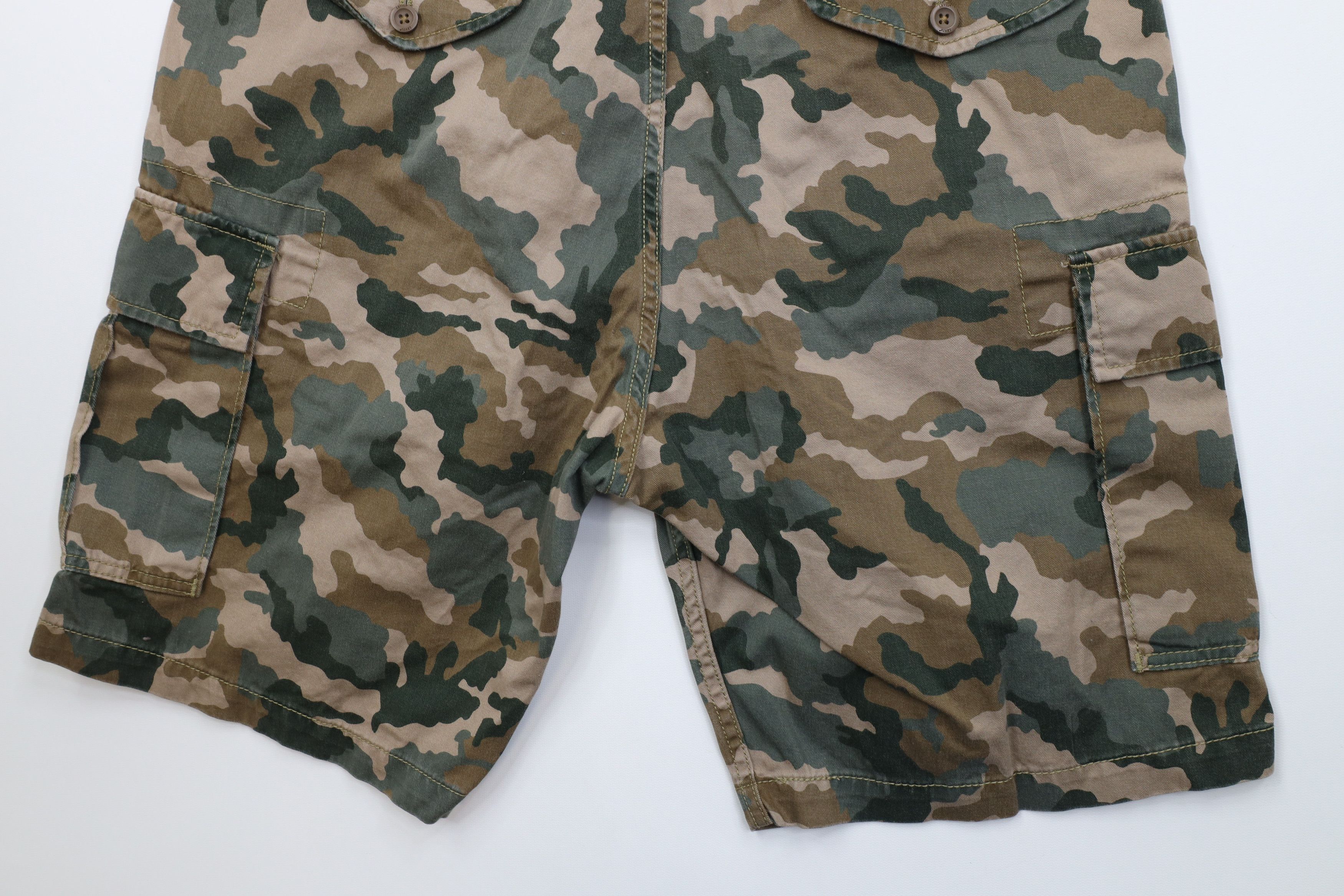 Levi's Vintage Y2K Levis Relaxed Fit Camouflage Cargo Shorts Cotton Size US 33 - 11 Thumbnail