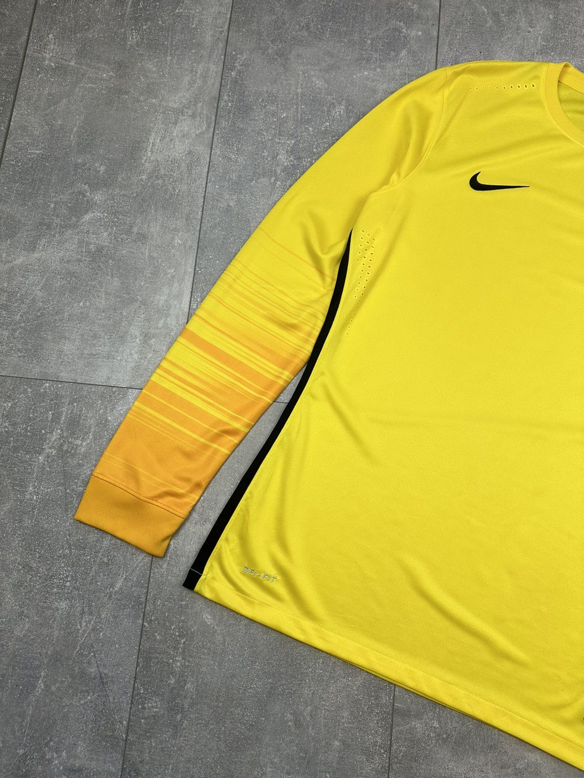 Vintage Nike Psg Paris Saint-Germain Player Issue Away Long Sleeve Size US L / EU 52-54 / 3 - 5 Thumbnail