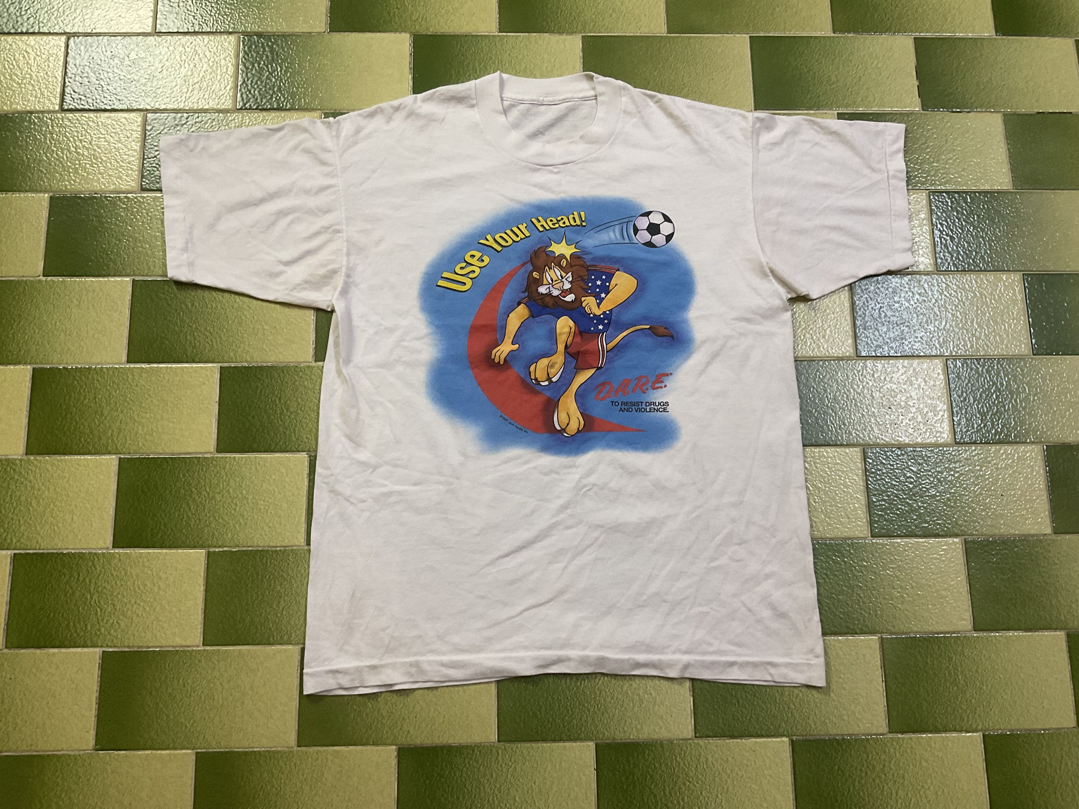 D.A.R.E Vintage 1997 DARE Use Your Head Soccer Lion T-Shirt Size US L / EU 52-54 / 3 - 1 Thumbnail