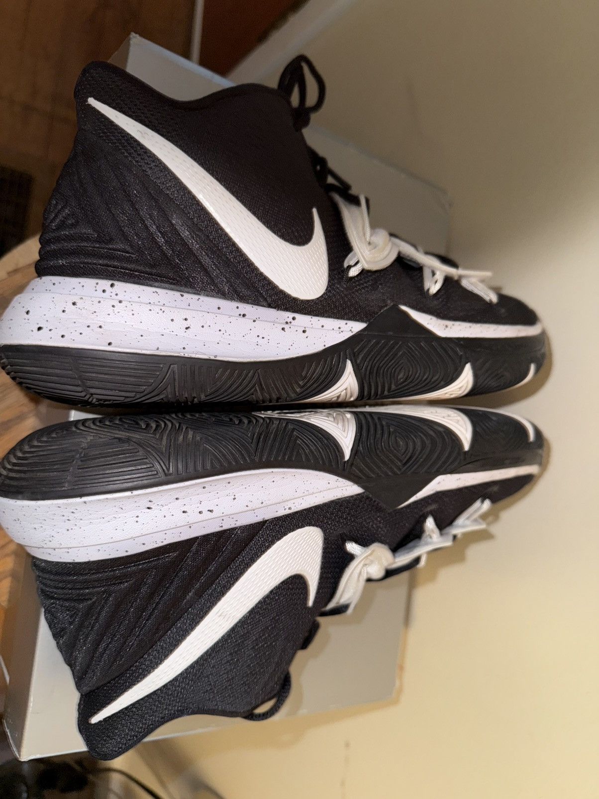 Nike Kyrie V Team Black Magic mid, OG Box, EXC! Minimal Use!
