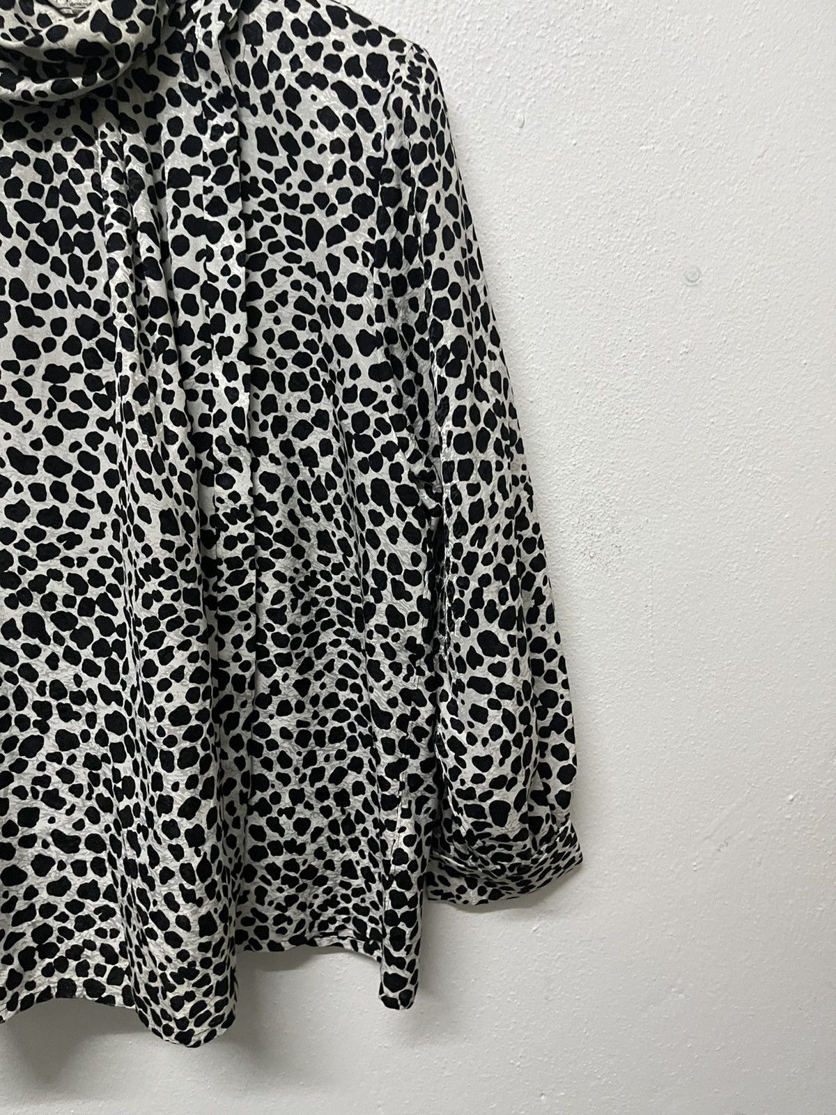 Yves Saint Laurent 1990s YVES SAINT LAURENT CHEMISIERS WHITE LEOPARD BUTTON UP Size M / US 6-8 / IT 42-44 - 4 Thumbnail