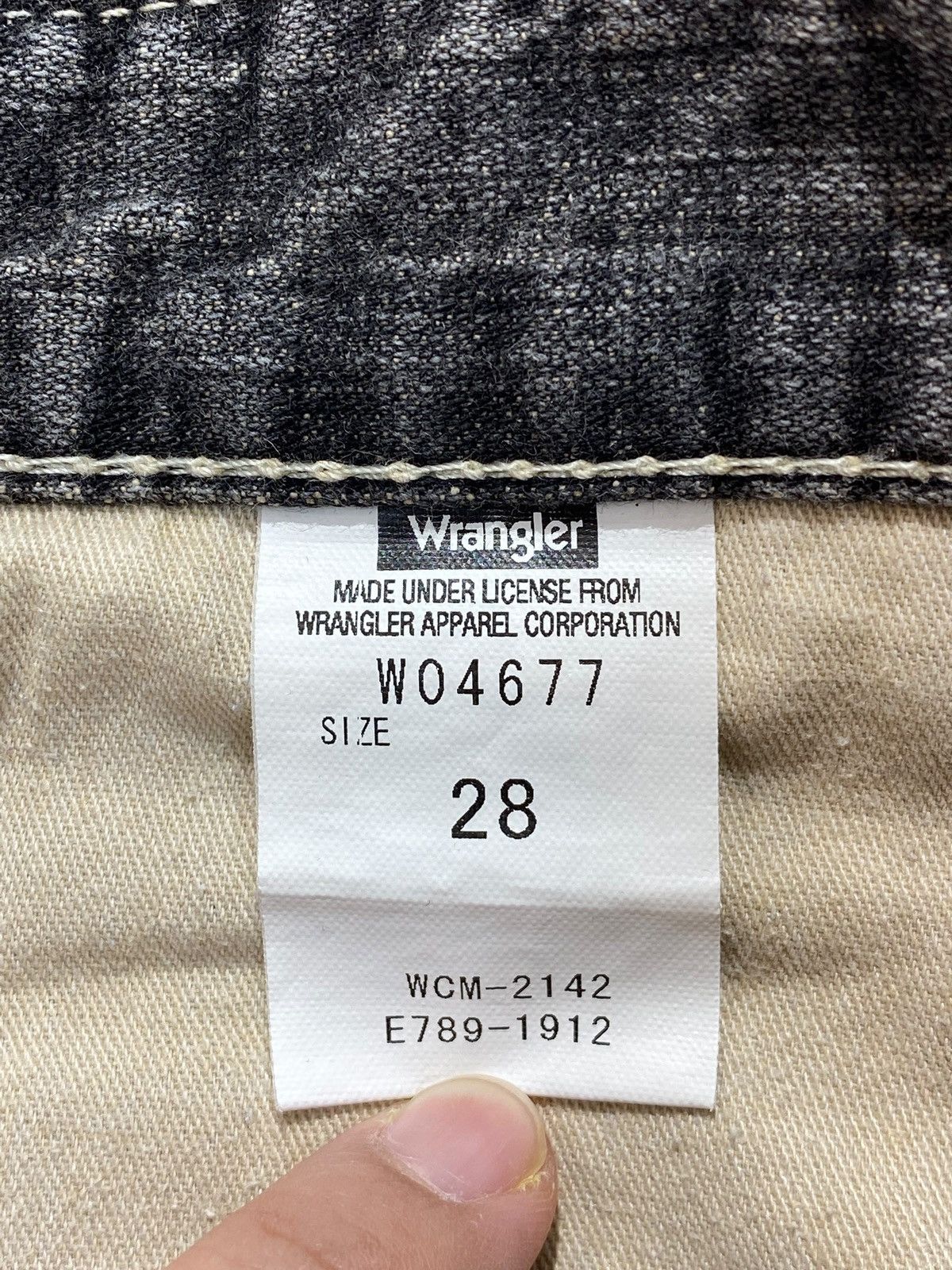 Wrangler Vintage Wrangler Brand Faded Whiskers Style Jeans Size US 31 - 11 Thumbnail