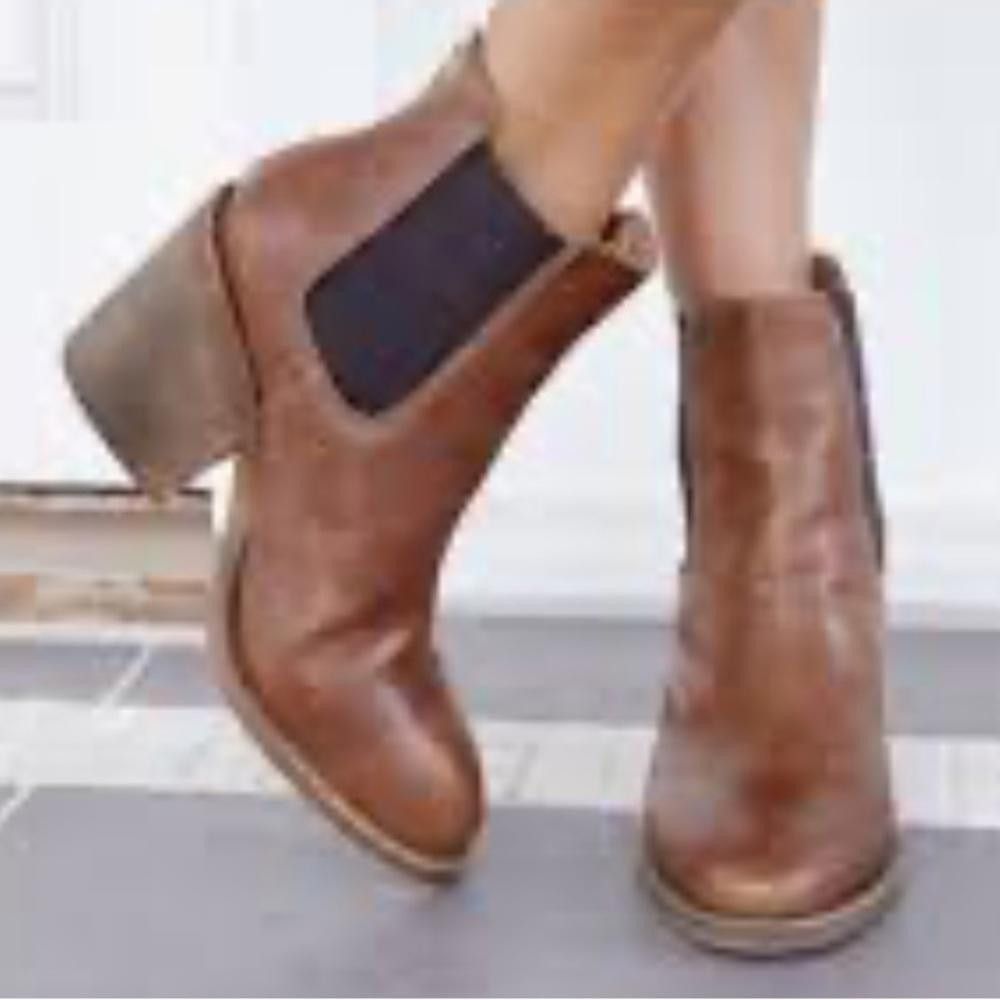 Designer Faux Leather Heeled Bootie Size 8 Size US 8 / IT 38 - 1 Thumbnail