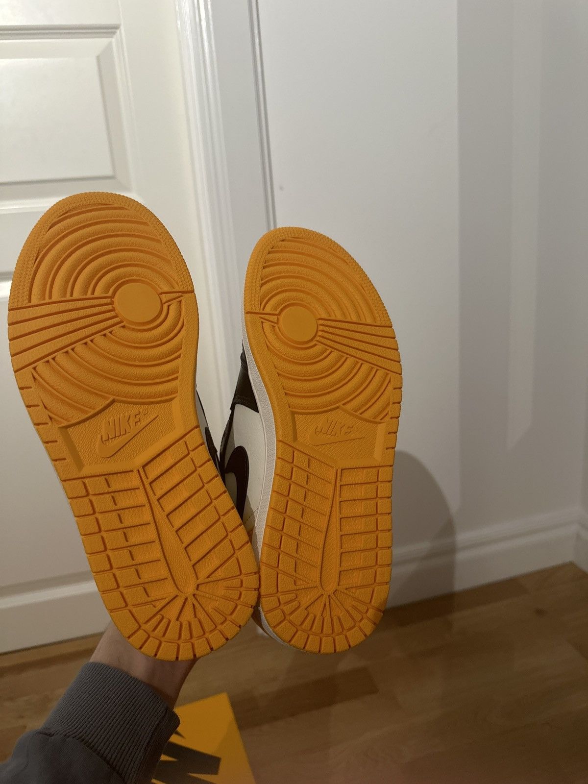 Jordan Brand × Nike Jordan 1 Taxi Size US 7.5 / EU 40-41 - 4 Thumbnail