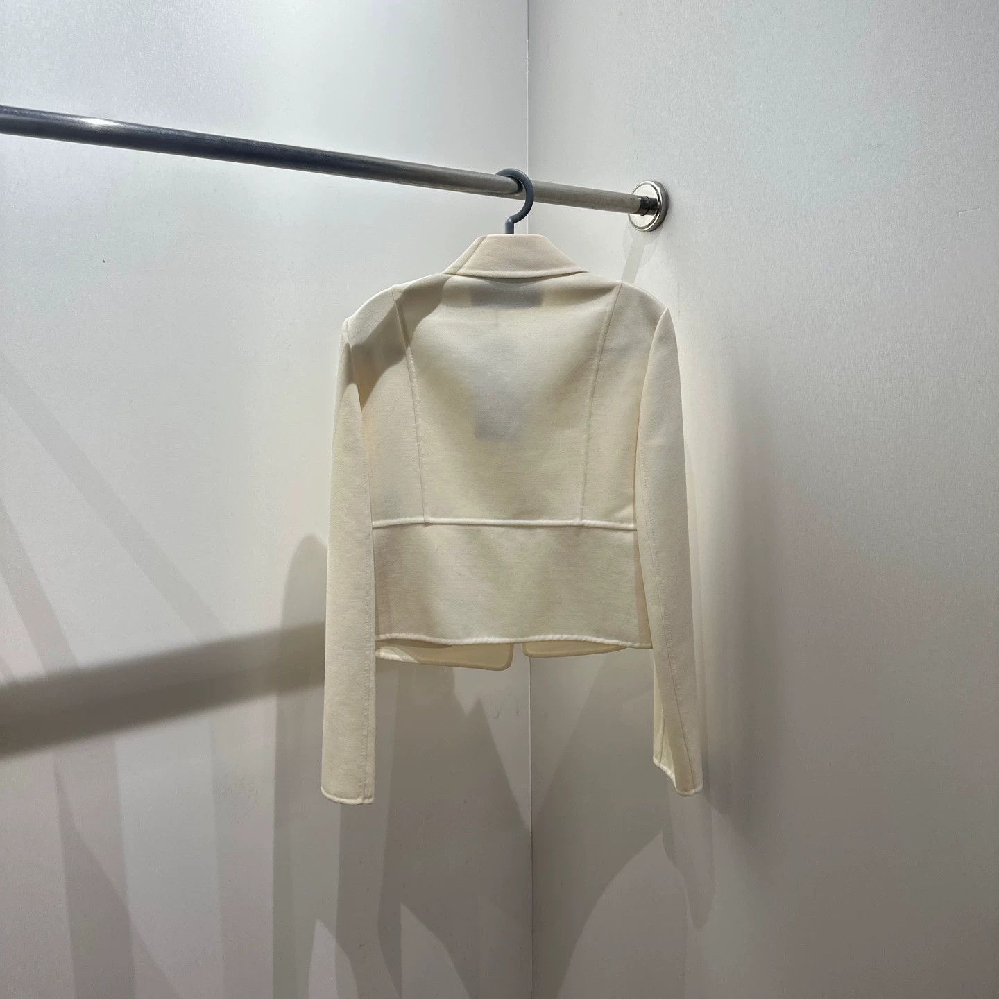 Valentino Valentino apr292 V Logo Cream Wool Jacket 42 Size M / US 6-8 / IT 42-44 - 2 Thumbnail