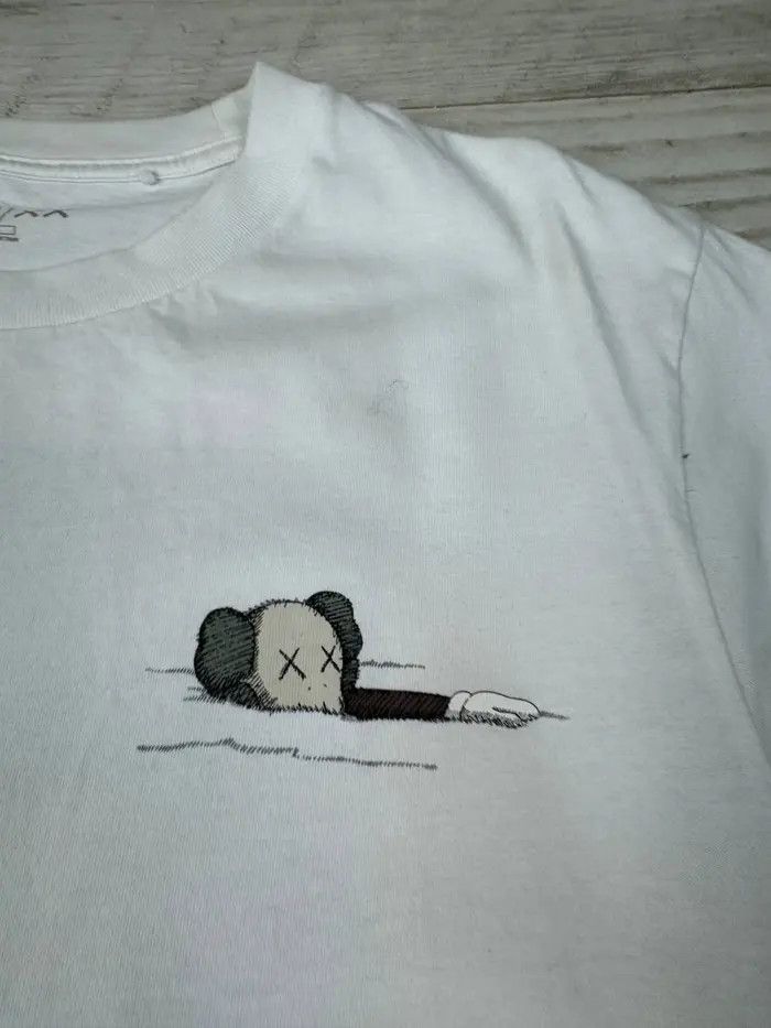 Uniqlo KAWS x Uniqlo Artbook Cover T-shirt Size US L / EU 52-54 / 3 - 6 Thumbnail