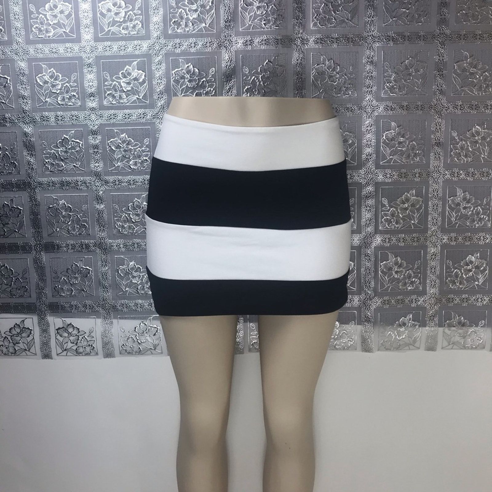Express Express Women's Striped White & Black Skirt Size 0 Size 25" / US 0 / IT 36 - 2 Thumbnail