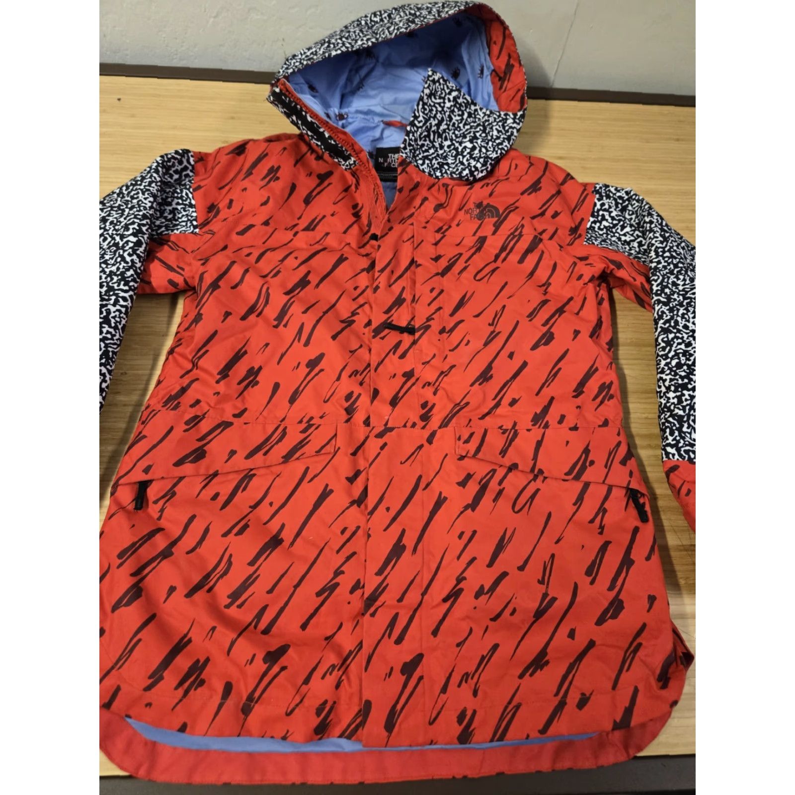 The North Face The North Face DryVent Hooded Rain Jacket Women's Medium Red Windbreaker Hooded Jacket Womens M Red The North Face Size M / US 6-8 / IT 42-44 - 3 Thumbnail