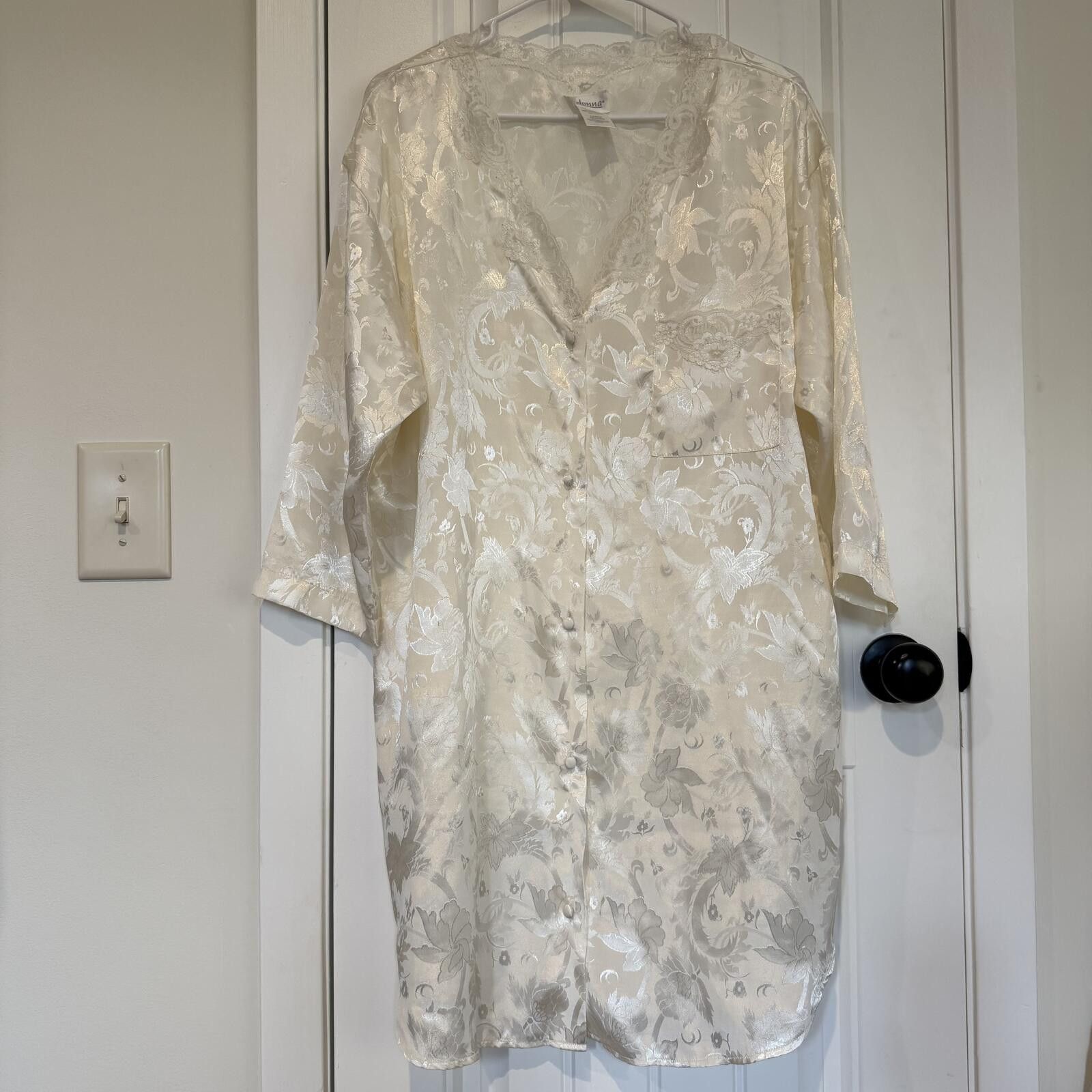 Unknown London VTG Elegant Cream Floral Jacquard Button-Up Gown Size ONE SIZE - 1 Thumbnail
