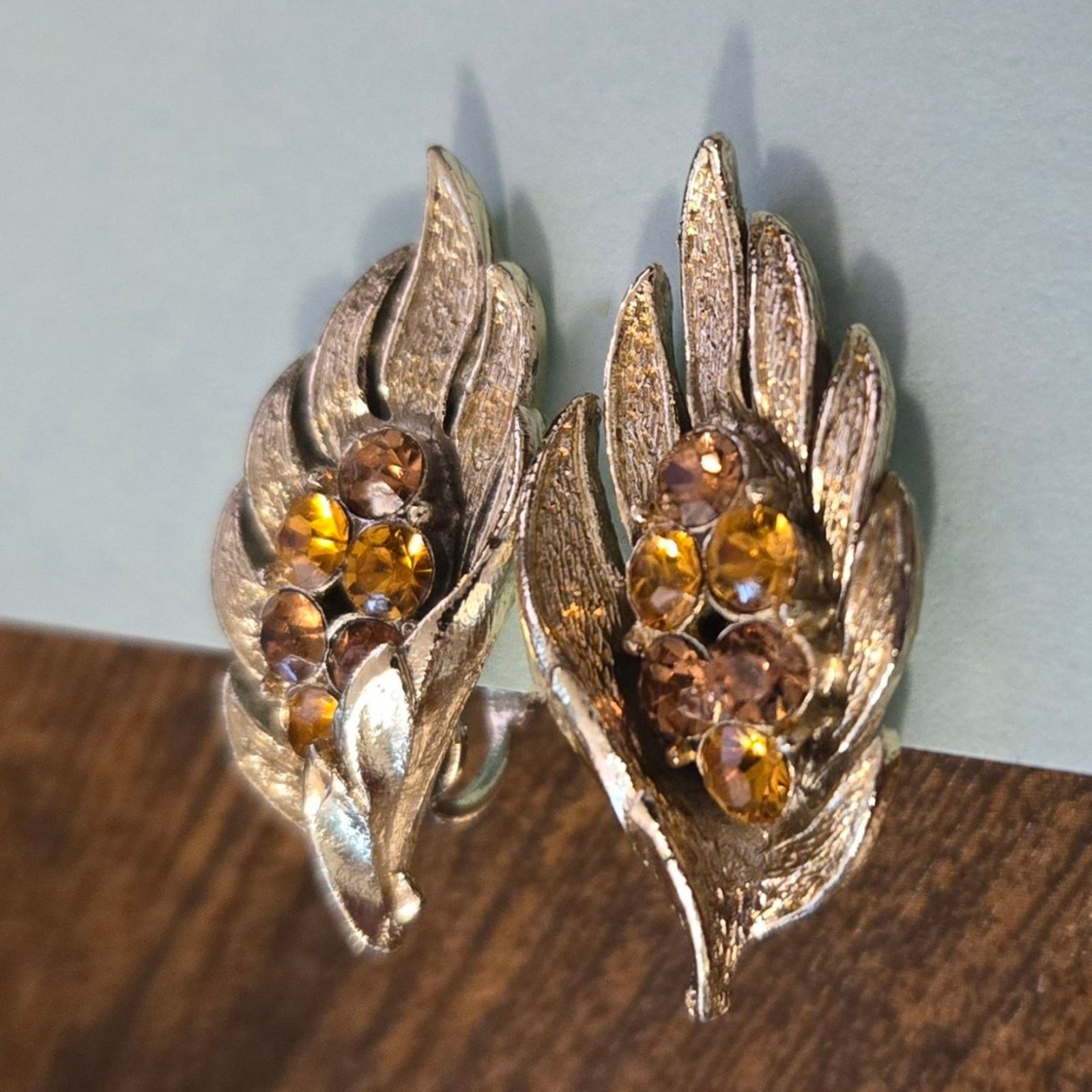 Pieces Uniques Vintage CORO Pegasus Signed Gold Leaf Clip-on Earrings Size ONE SIZE - 1 Thumbnail