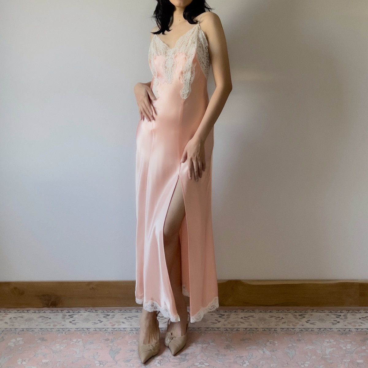 Victoria's Secret Victoria’s Secret 1990s Peach Satin & Lace Slip Gown (S–M) Size S / US 4 / IT 40 - 8 Thumbnail