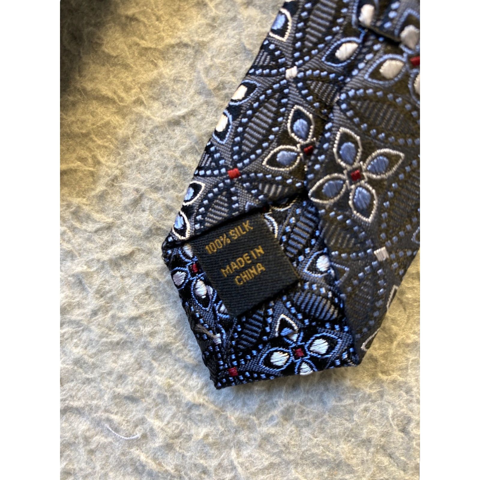 Jos. A. Bank VINTAGE? No, it’s not vintage. Jos. A. Bank Silk Tie Men’s Gray Blue Geometric Design 100% Silk Classic 57-60 Neckwear Mens Accessories Size ONE SIZE - 5 Thumbnail