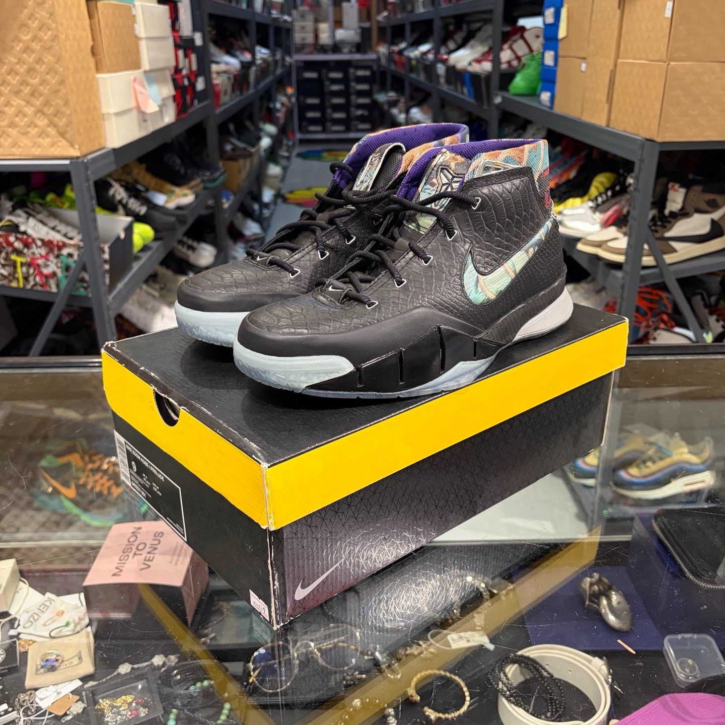 Nike Nike Black Lowtop Sneakers 9.5 Men Size US 9.5 / EU 42-43 - 1 Thumbnail