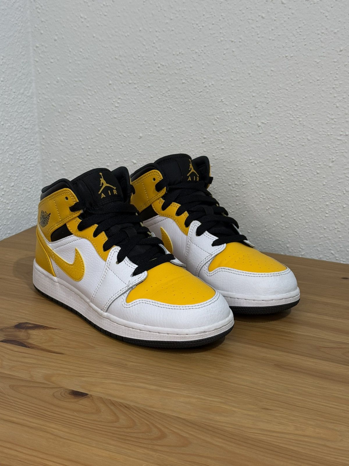 Jordan Brand × Nike Nike Air Jordan 1 Mid University Gold size 5Y Size US 7 / IT 37 - 1 Thumbnail