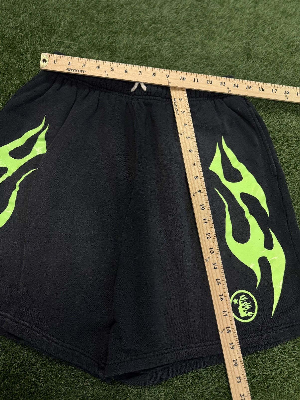 HELLSTAR Hellstar Flame Shorts Black Green Size XL (Brand NEW) Size US 34 / EU 50 - 10 Thumbnail