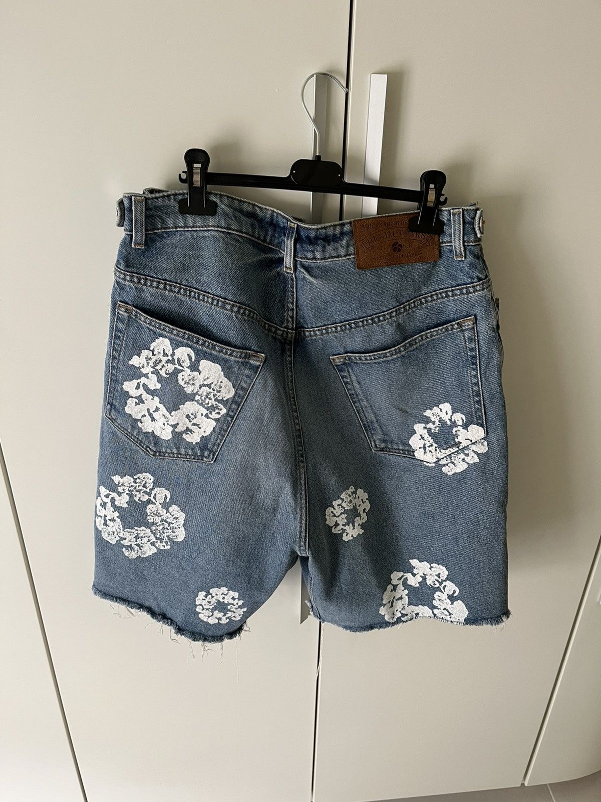 DENIM TEARS × Levi's Denim Tears x Levi’s - Cotton Wreath Shorts Light Wash Size US 32 / EU 48 - 2 Thumbnail