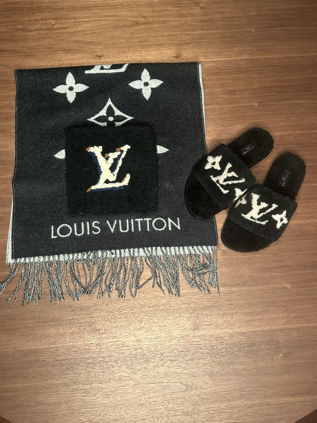 Louis Vuitton LOUIS VUITTON Echarpe Reykjavik Scarf Shearling Pockets Size ONE SIZE - 1 Thumbnail