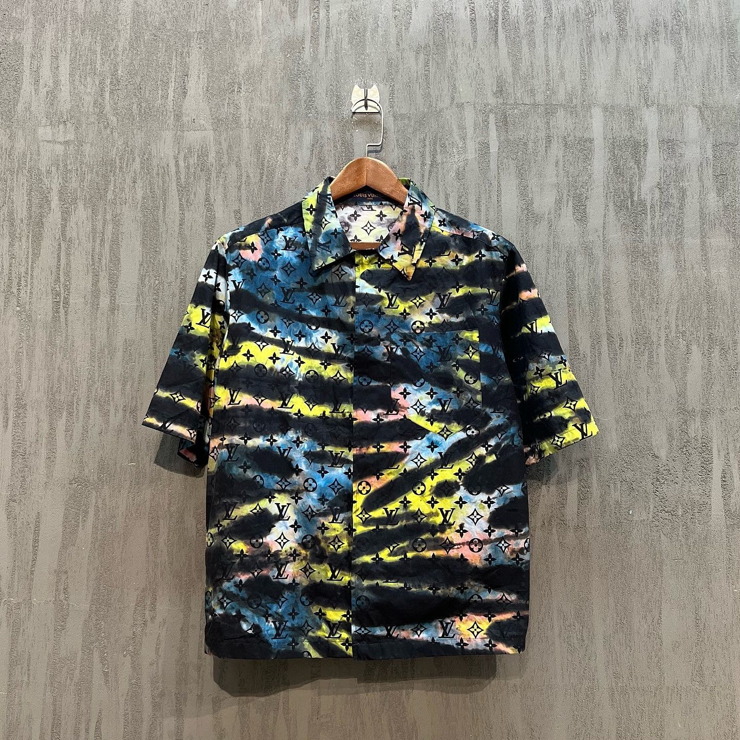 Louis Vuitton Louis Vuitton Tie-Dye Monogram Shirt Size S Size US S / EU 44-46 / 1 - 1 Thumbnail