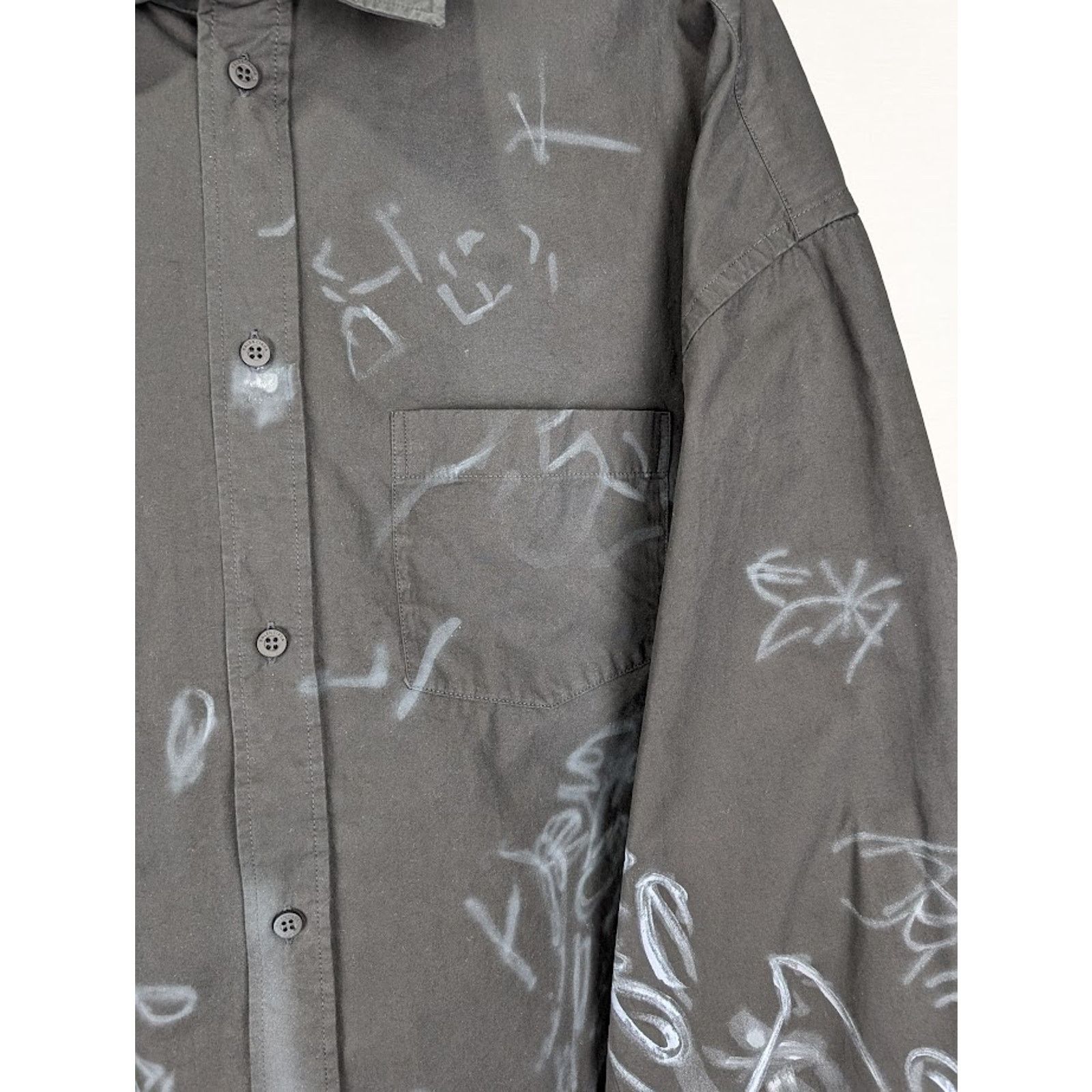 Balenciaga o1rshd1 Cotton Poplin Graffiti Oversized Shirt in Black Size US S / EU 44-46 / 1 - 4 Thumbnail