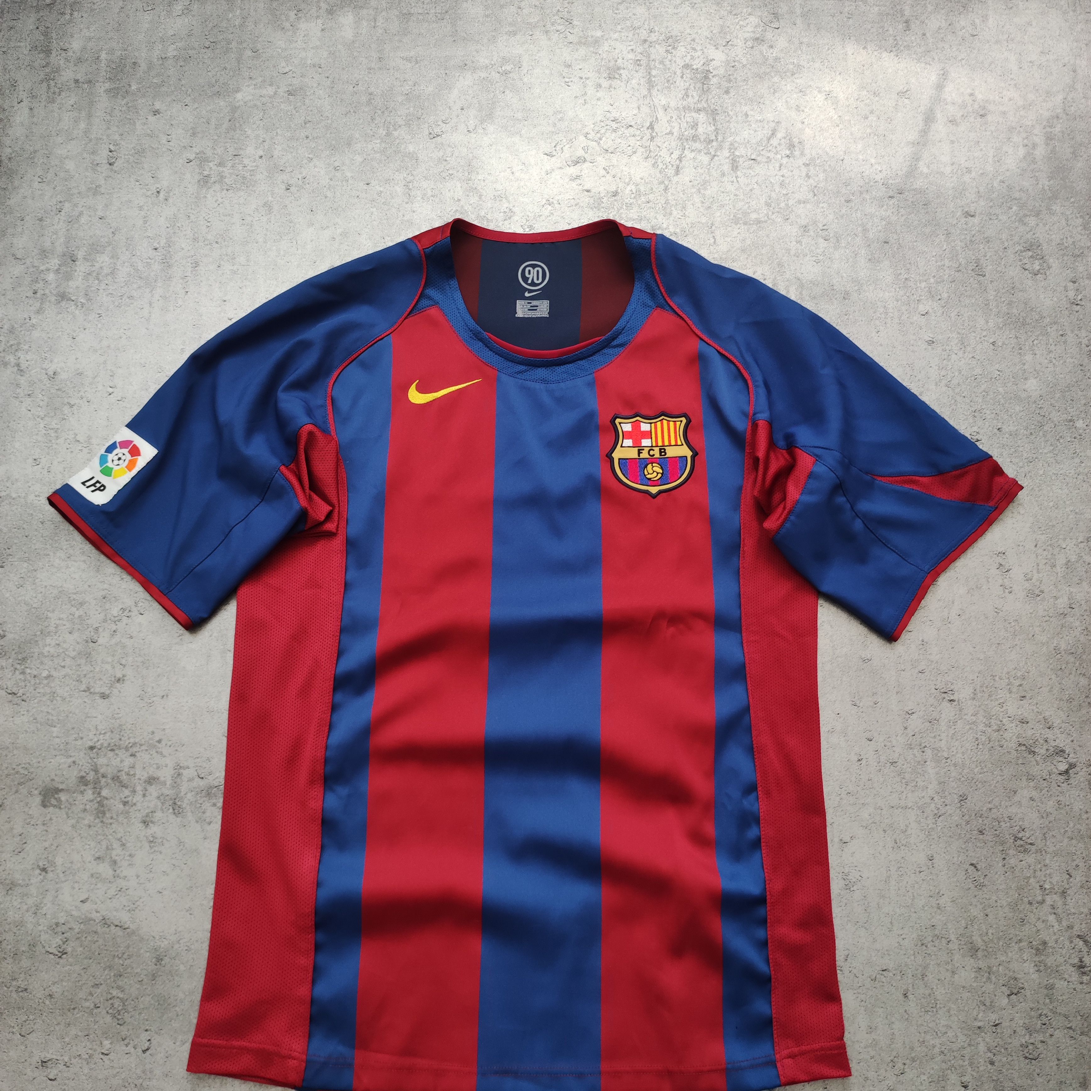 Nike × Vintage Vintage RARE 2004 FC Barcelona Home Nike Football Jersey Size US S / EU 44-46 / 1 - 2 Thumbnail