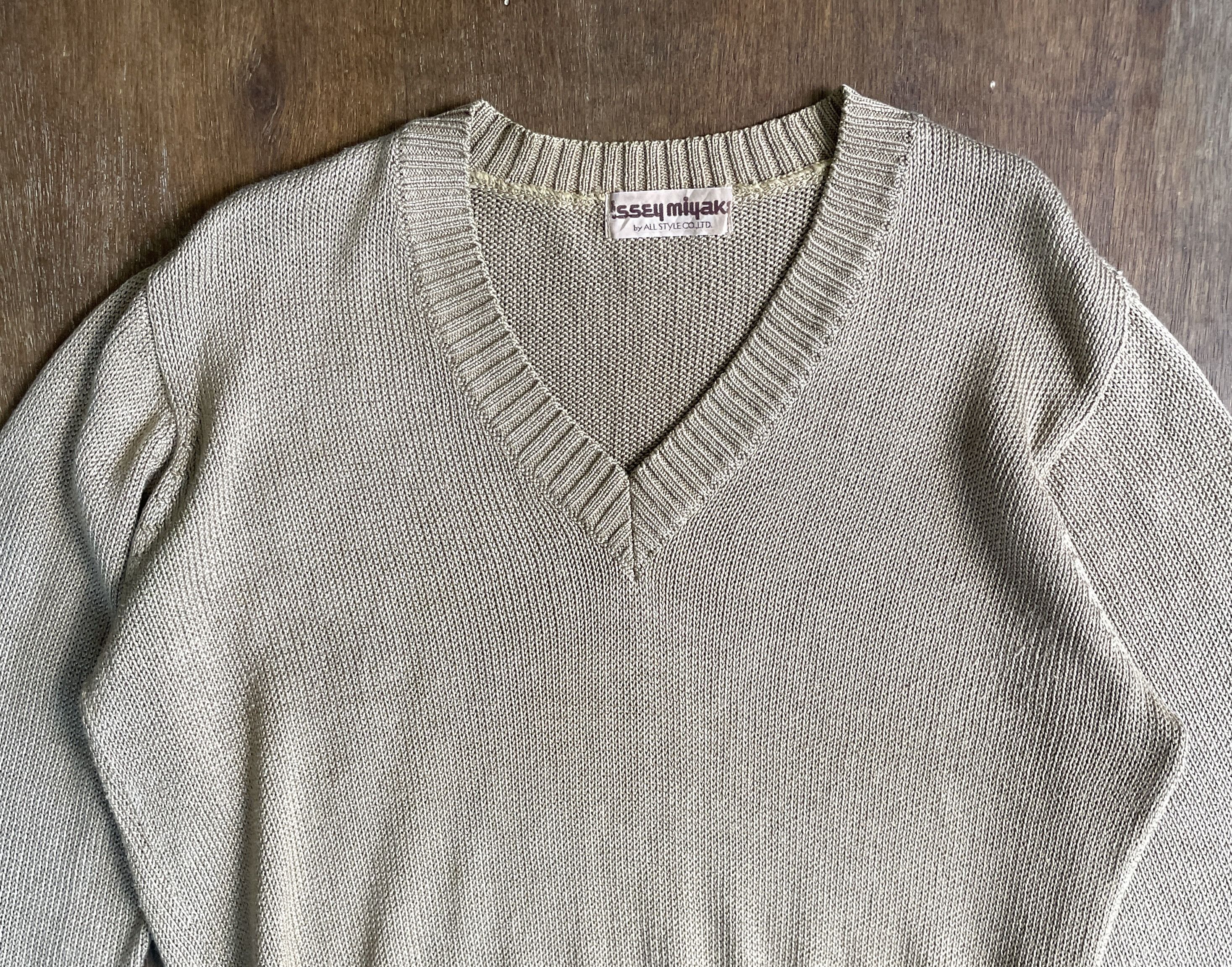 Issey Miyake ISSEY MIYAKE Knit Jumper - Sand/Beige V-Neck SweaterE Size M / US 6-8 / IT 42-44 - 2 Thumbnail