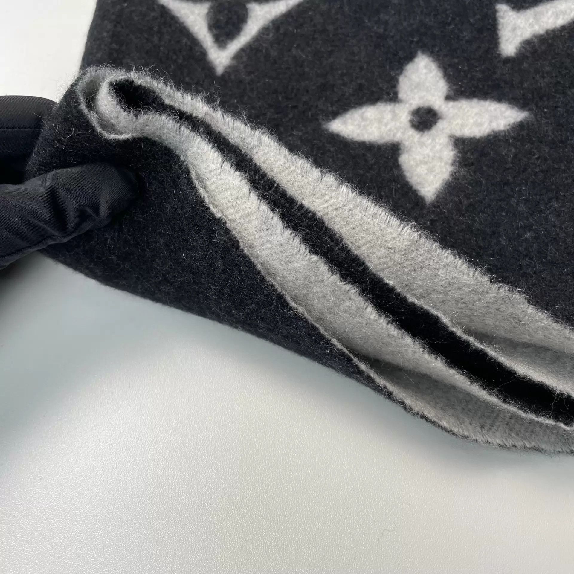 Louis Vuitton LV Cashmere Big Logo Scarf Black/White/Grey Size ONE SIZE - 6 Thumbnail