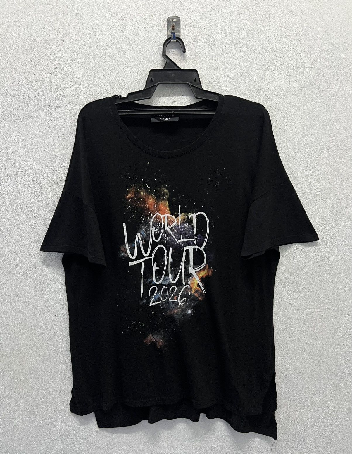 Band Tees DECJUBA WORLD TOUR 2026 SHIRT Size US M / EU 48-50 / 2 - 1 Thumbnail